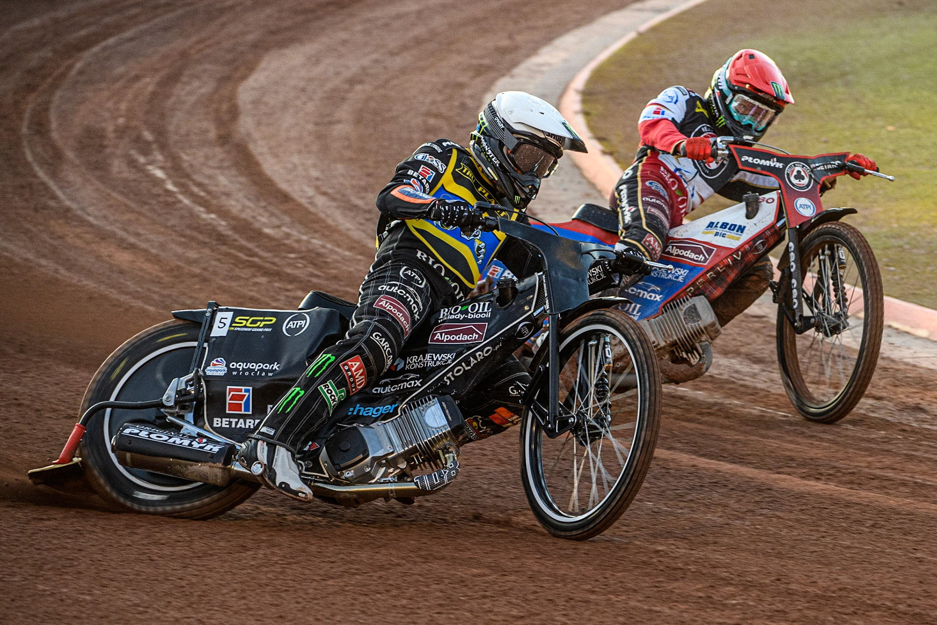 Tai Woffinden (White) outside Dan Bewley (Red) during the Sports Insure Premiership match between Belle Vue Aces and Sheffield Tigers at the National Speedway Stadium, Manchester on Monday 7th August 2023. (Photo: Ian Charles | MI News)