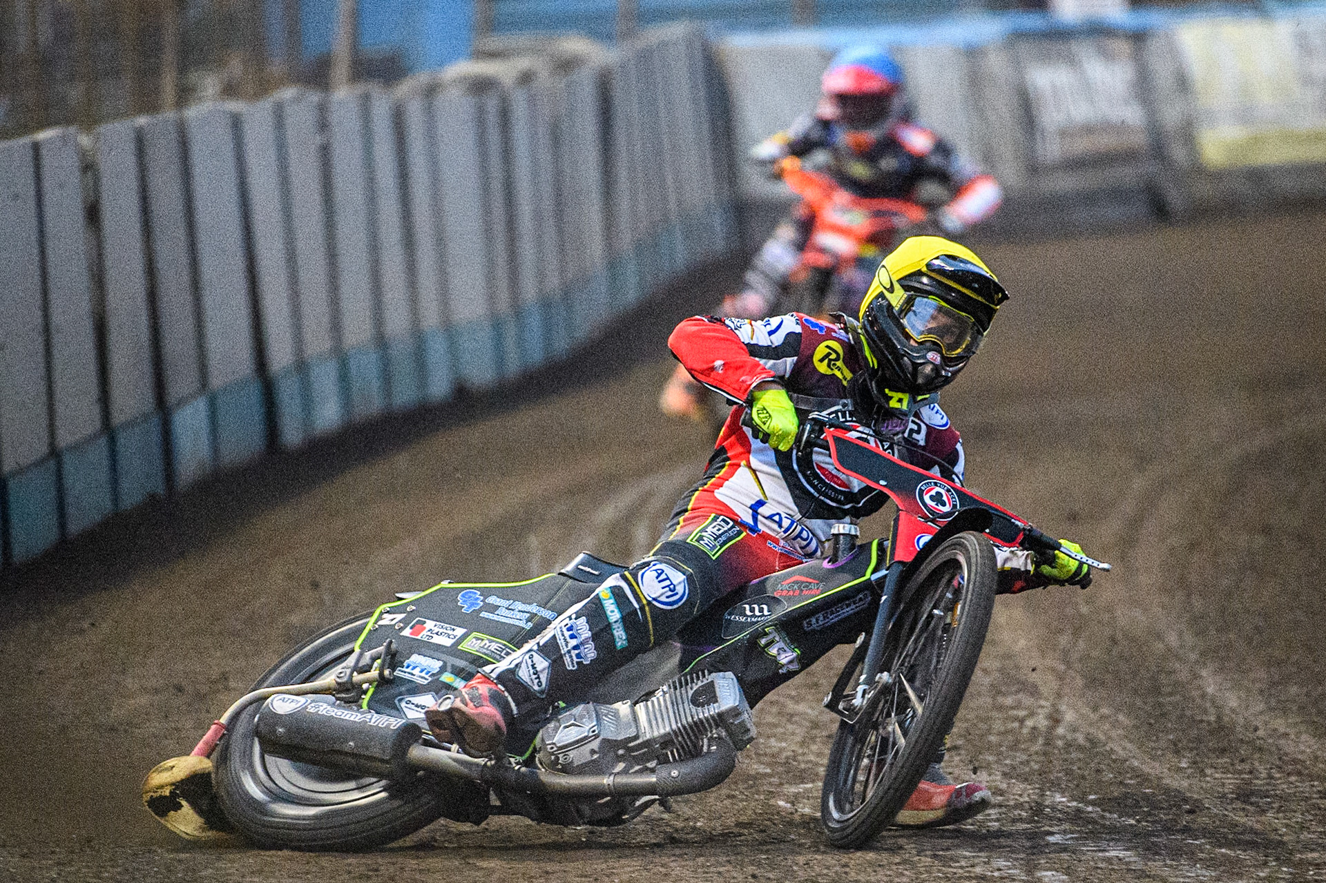 Tom Brennan (Yellow) leads Jordan Jenkins (Blue) during the Sports Insure Premiership match between King's Lynn Stars and Belle Vue Aces at the Adrian Flux Arena, King's Lynn on Thursday 24th August 2023. (Photo: Ian Charles | MI News)
