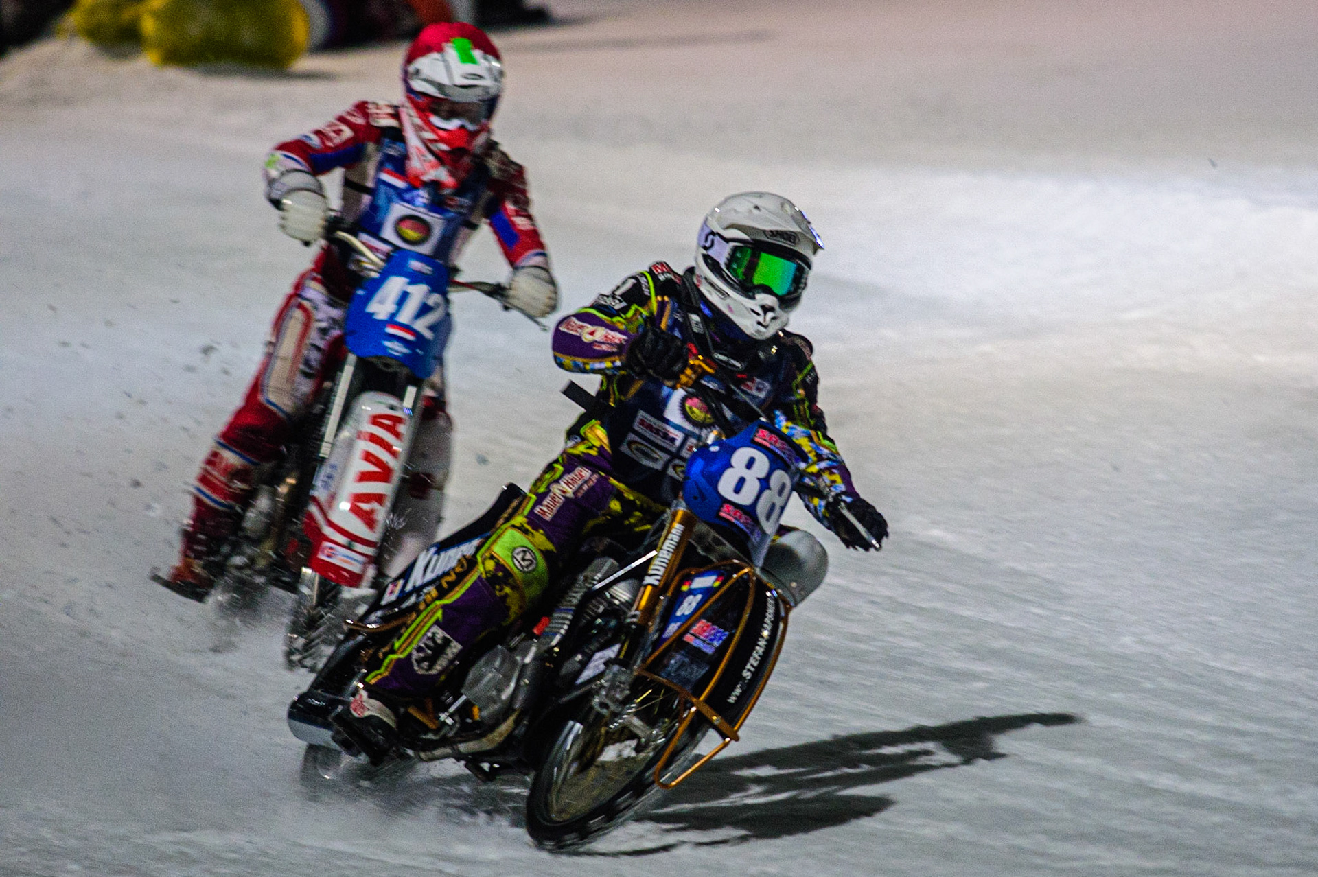 Max Neidermaier (White) leads Niek Schaap (Red) during the German Individual Ice Speedway Championship at Horst-Dohm-Eisstadion, Berlin on Friday 3rd March 2023. (Photo: Ian Charles | MI News)