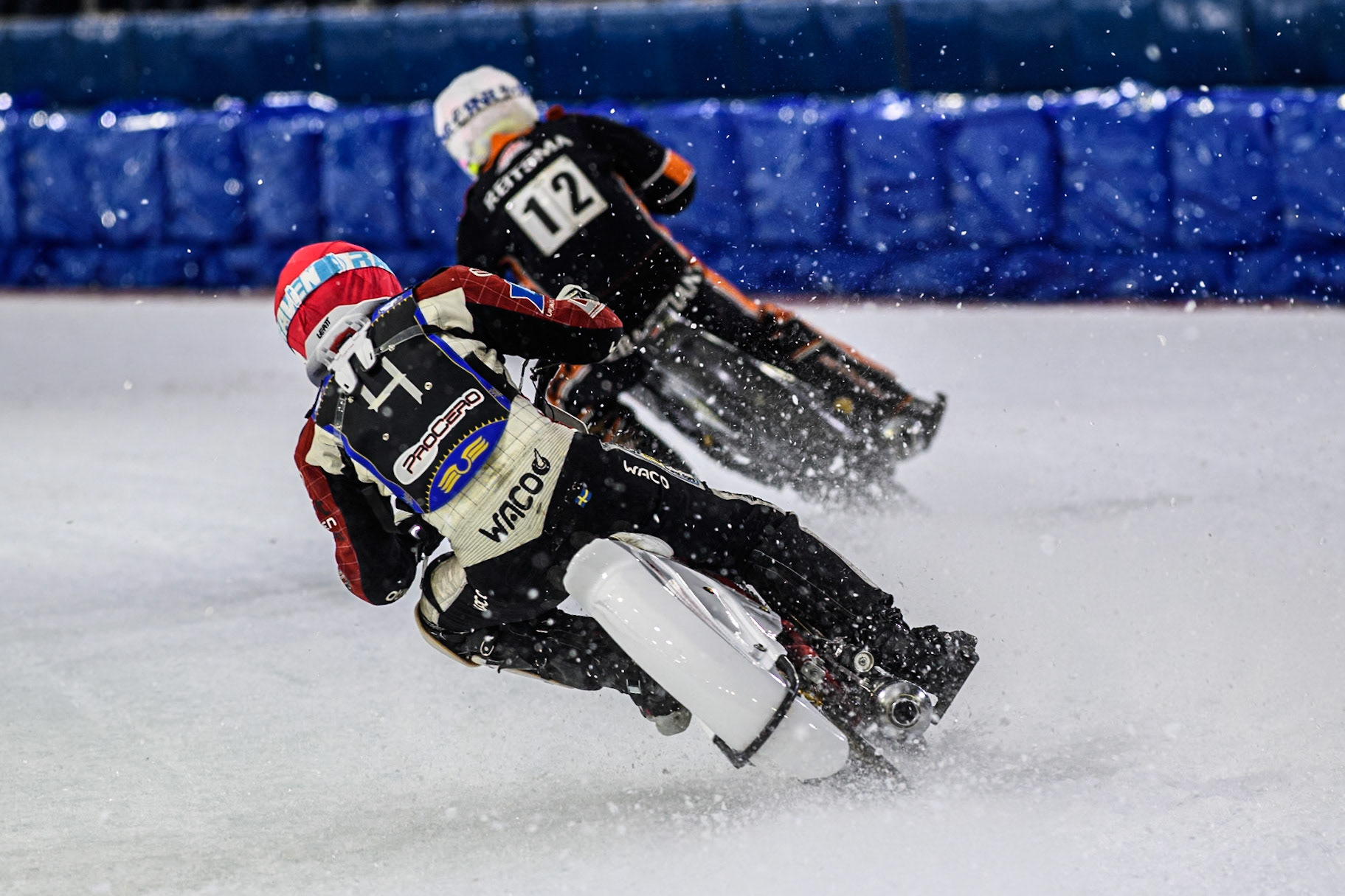 Robin Häggström of Sweden in Red chases Sebastian Reitsma of The Netherlands in White during the Roelof Thijs Bokaal, Ice Rink Thialf, Heerenveen, Netherlands on Friday 4th April 2025. (Photo: Ian Charles | MI News)