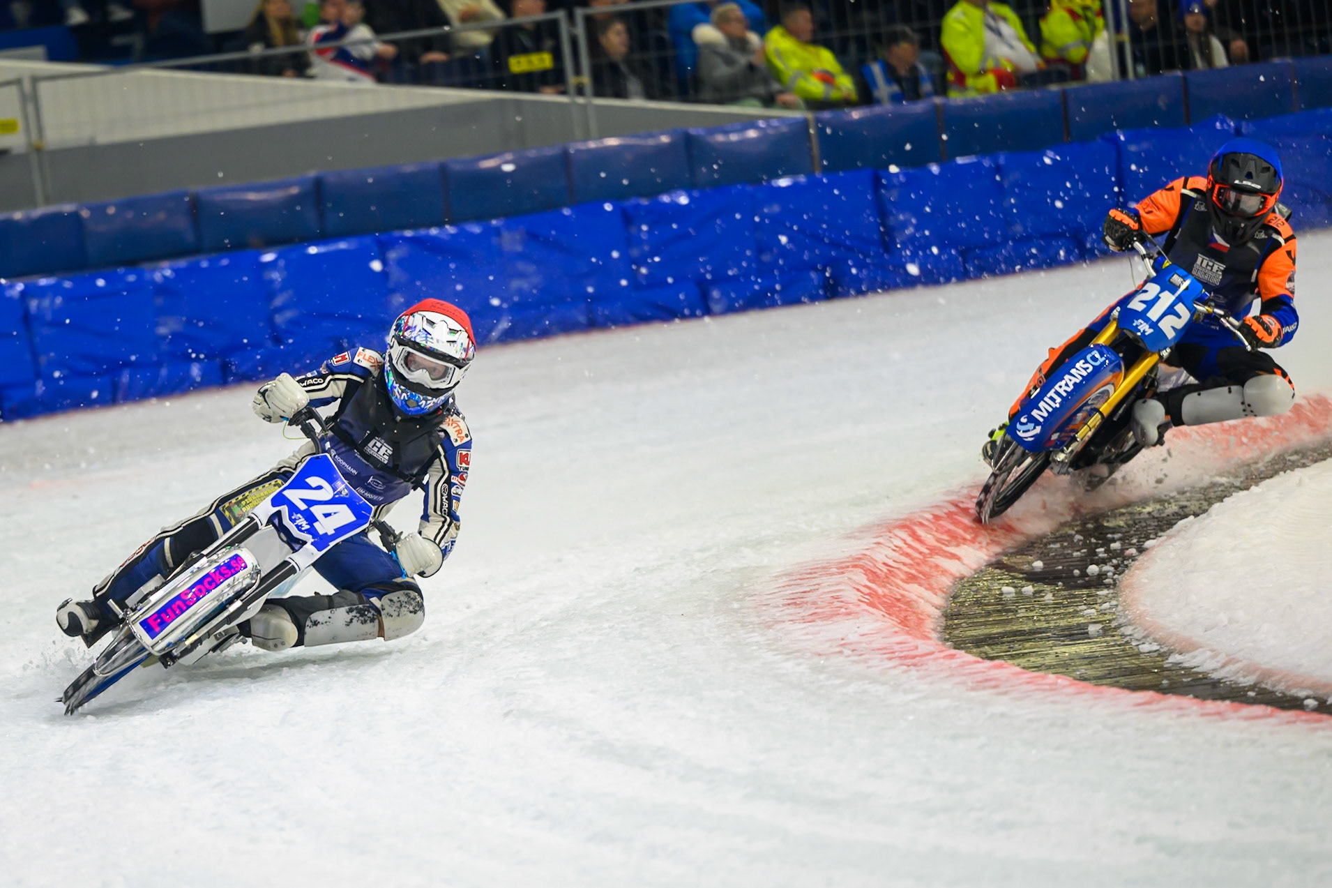 Max Koivula (24) of Finland in Red leading Lukas Hutla (212) of Czechia  in Blue who appears to ride inside the red line of the track and out of bounds during the FIM Ice Speedway Gladiators World Championship Final 3 at Ice Rink Thialf, Heerenveen on Saturday 11th April 2026. (Photo: Ian Charles | MI News)