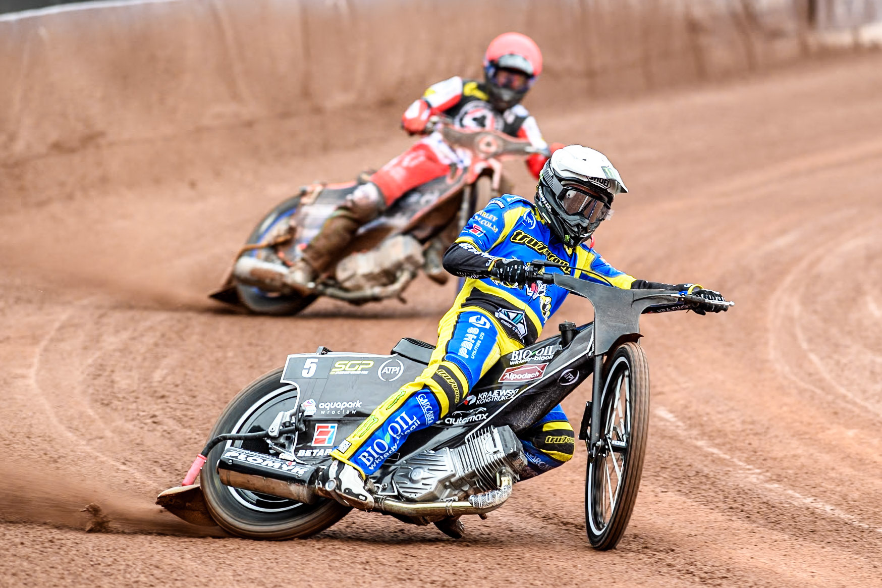 Sheffield Tigers' Tai Woffinden (White) leads  Belle Vue ATPI Aces Brady Kurtz (Red) during the Rowe Motor Oil Premiership KO Cup Quarter Final 1st Leg between Belle Vue Aces and Sheffield Tigers at the National Speedway Stadium, Manchester on Monday 1st April 2024. (Photo: Ian Charles | MI News)