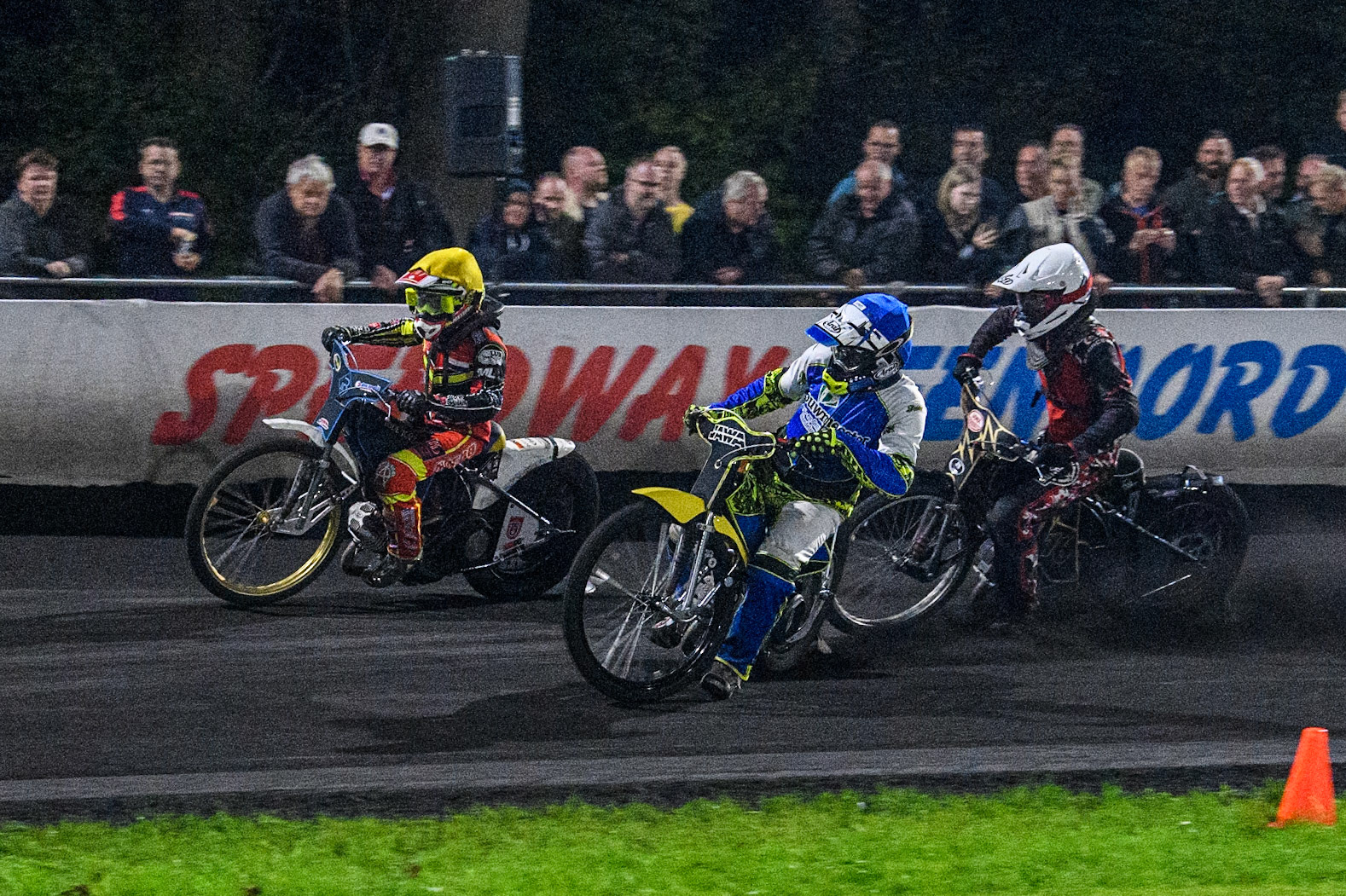 Wiebo Boumeester in Blue rides inside Bjorn Boersma in White and \Niek Mijerink in Yellow in the Veenoord Bokaal Support Class A Final during the Golden JOPA Helmet at Sportpark Veenoord, Veenoord, Netherlands on Saturday 21st September 2024. (Photo: Ian Charles | MI News)