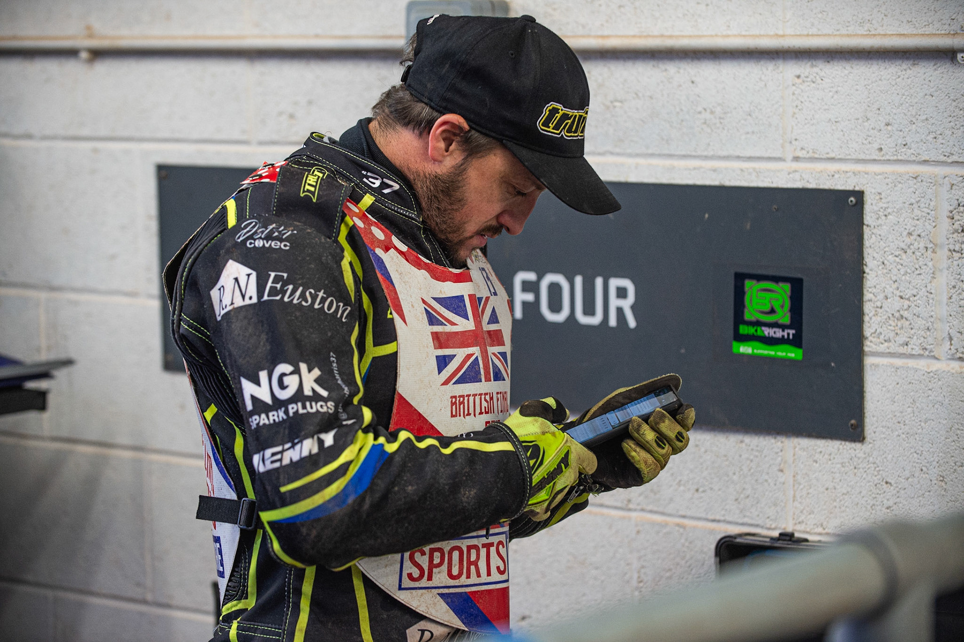 Photo: Ian Charles

Chris Harris checks his phone

Sports Insure British Final,  Belle Vue National Speedway Stadium, Manchester Monday 29  July  2019