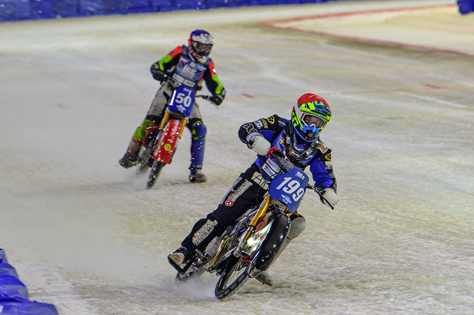 HEERENVEEN, NL. On his way to victory - Martin Hååruhiltunen (199)(Red)  leads Harald Simon (50) (Blue)  during the FIM Ice Speedway Gladiators World Championship Final 4 at Ice Rink Thialf, Heerenveen on Sunday  3 April 2022. (Credit: Ian Charles | MI News)