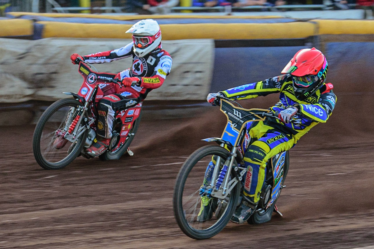 SHEFFIELD, UK. MAY 26TH  Jack Holder  (Red) inside Max Fricke  (White) during the SGB Premiership match between Sheffield Tigers and Belle Vue Aces at Owlerton Stadium, Sheffield on Thursday 26th May 2022. (Credit: Ian Charles | MI News)