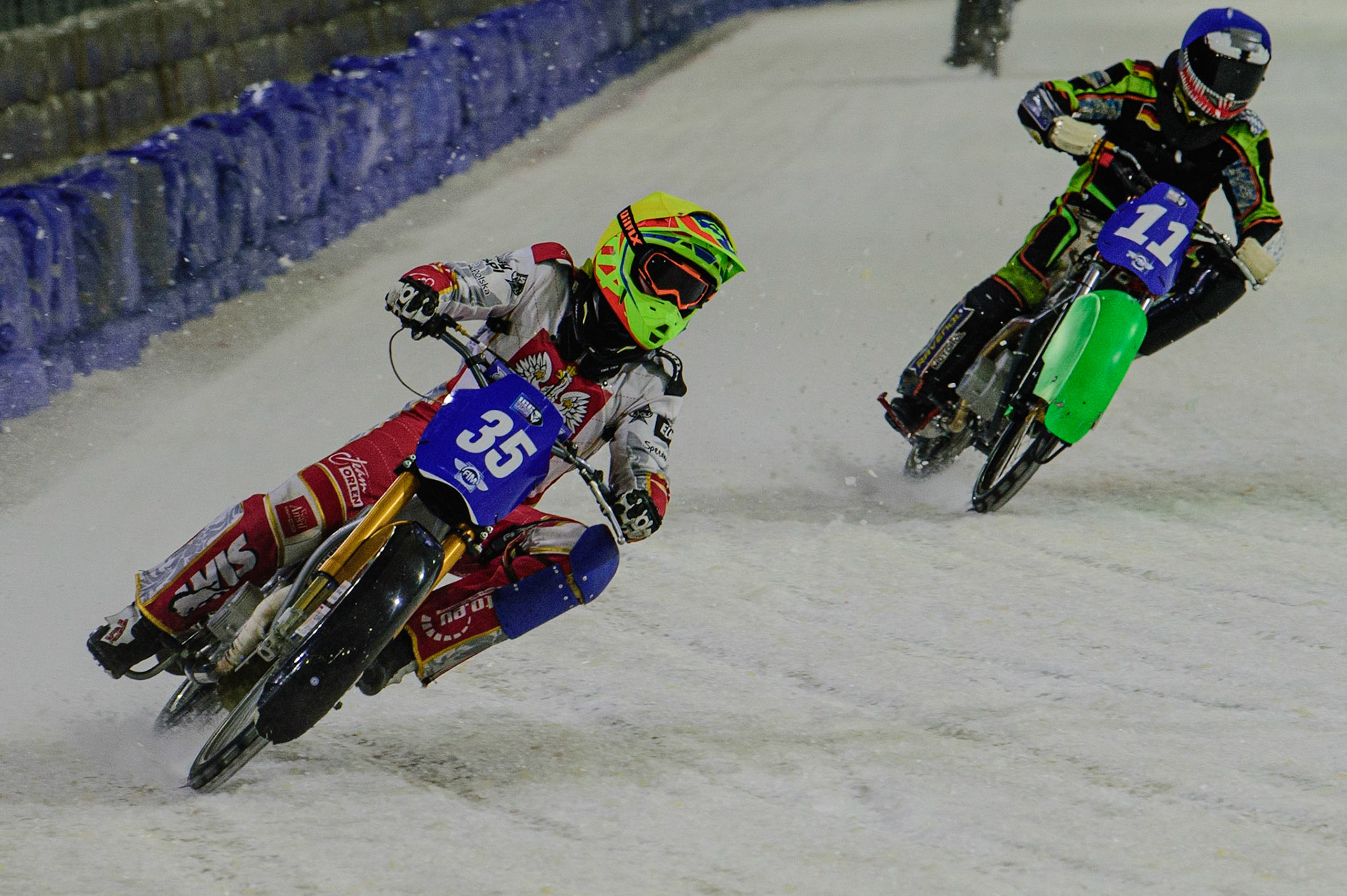 HEERENVEEN, NL. APR 1.  Michał Knapp (Yellow) leads Benedikt Monn (Blue) during the ROLOEF THIJS BOKAAL  at Ice Rink Thialf, Heerenveen on Friday 1st April 2022. (Credit: Ian Charles | MI News)