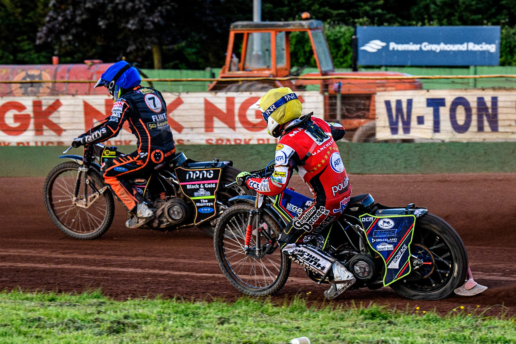 Jake Mulford (Yellow) chases Leon Flint (Blue) during the Sports Insure Premiership match between Wolverhampton Wolves and Belle Vue Aces at Monmore Green Stadium, Wolverhampton on Monday 29th May 2023. (Photo: Ian Charles | MI News)