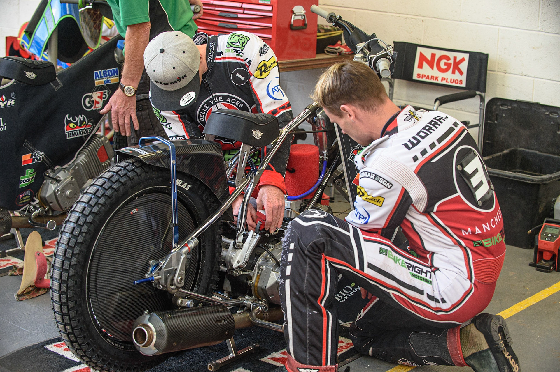 MANCHESTER UKDan Bewley  (left) and Steve Worrall  frantically work on Dan’s bike  during the SGB Premiership match between Belle Vue Aces and Ipswich Witches at the National Speedway Stadium, Manchester on Monday 2nd August 2021. (Credit: Ian Charles | MI News)