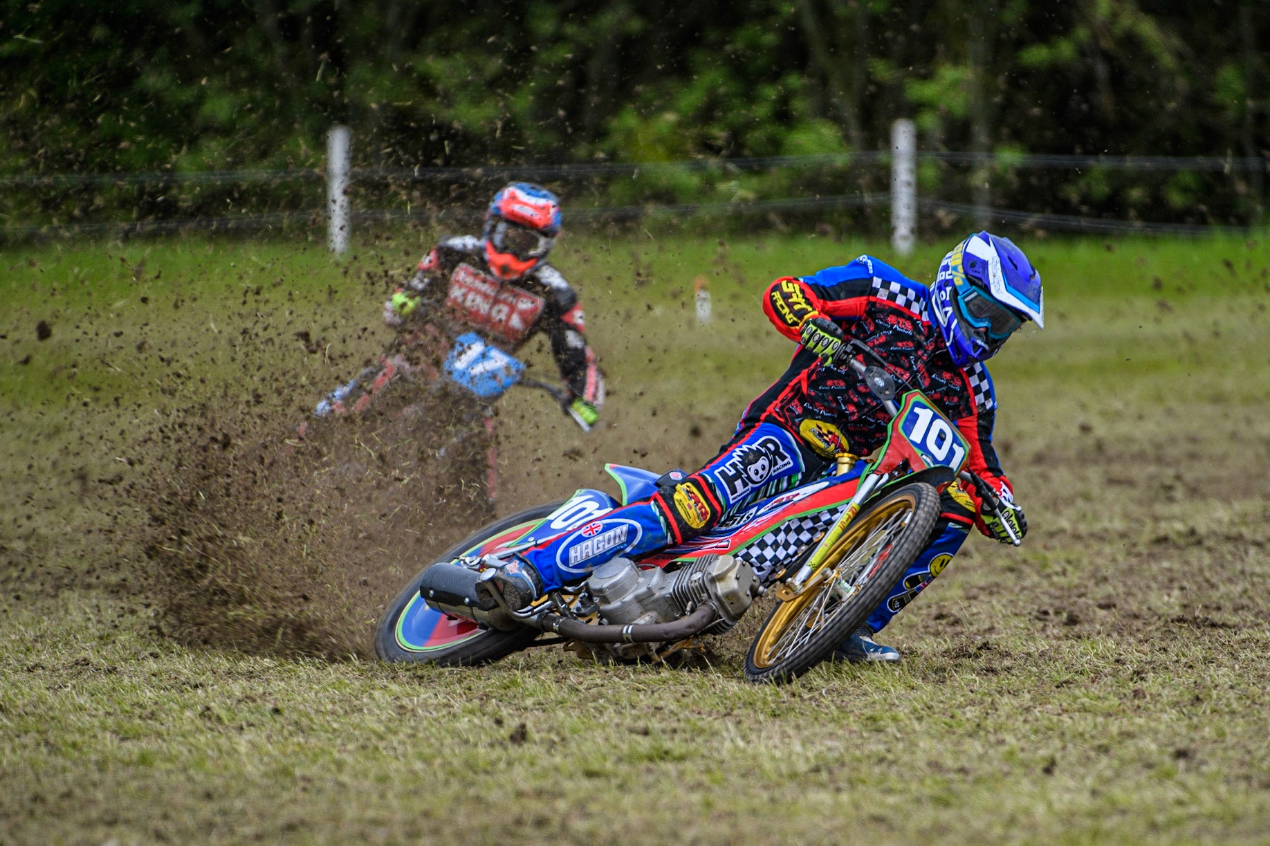 Cameron Taylor (101) leads Dan Handy (17) in the 350cc Class during the Cheshire Grass Track Three Trophies meeting at High Legh, Cheshire on Sunday 14th May 2023. (Photo: Ian Charles | MI News)