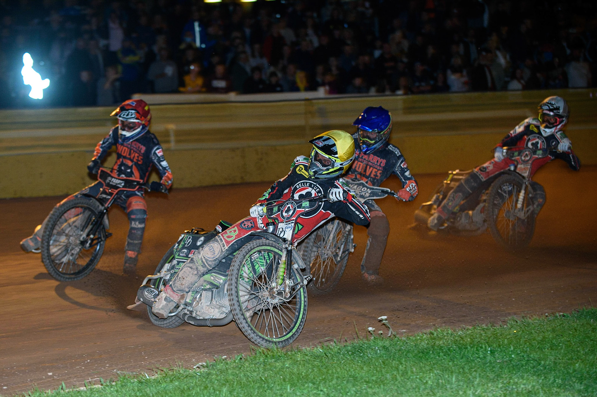 WOLVERHAMPTON, UK. AUGUST 30TH Charles Wright  (Yellow) takes the inside line from Sam Masters  (Red) and Broc Nicol  (Blue) with Dan Bewley  behind during the SGB Premiership match between Wolverhampton Wolves and Belle Vue Aces at Monmore Green Stadium, Wolverhampton on Monday 30th August 2021. (Credit: Ian Charles | MI News)