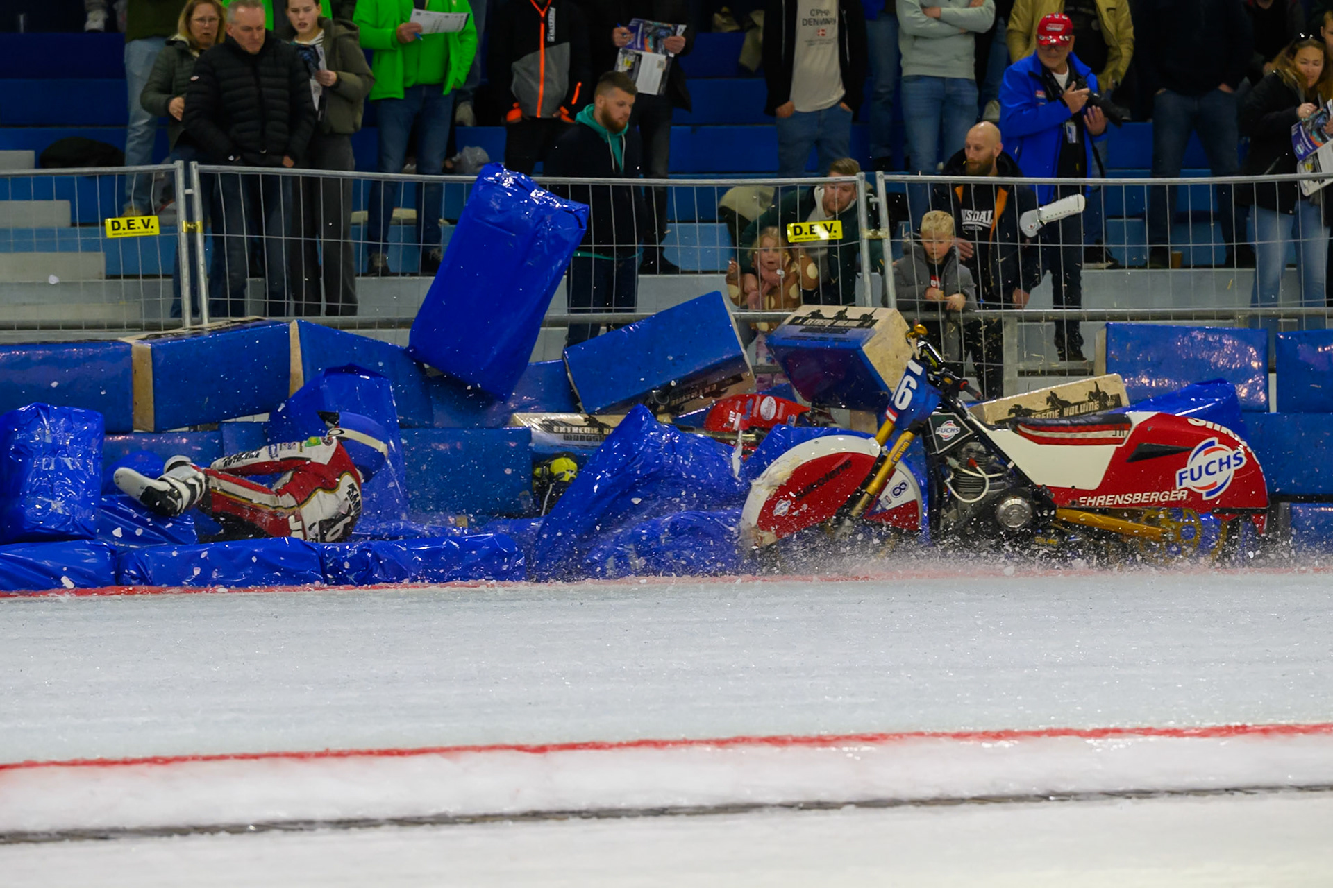 Simon Mayer of Germany in Red and Josef Kreuzberger of Austria in Blue collide and crash  during the ROELOF THIJS BOKAAL at Ice Rink Thialf, Heerenveen on Friday 10th April 2026.  (Photo: Ian Charles | MI News)