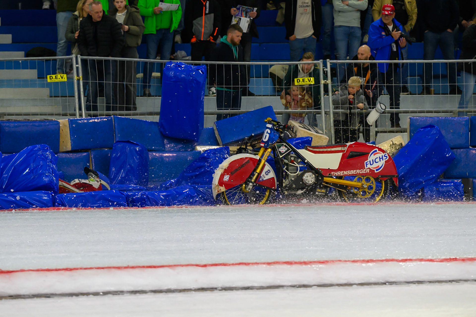 Simon Mayer of Germany in Red and Josef Kreuzberger of Austria in Blue collide and crash  during the ROELOF THIJS BOKAAL at Ice Rink Thialf, Heerenveen on Friday 10th April 2026.  (Photo: Ian Charles | MI News)