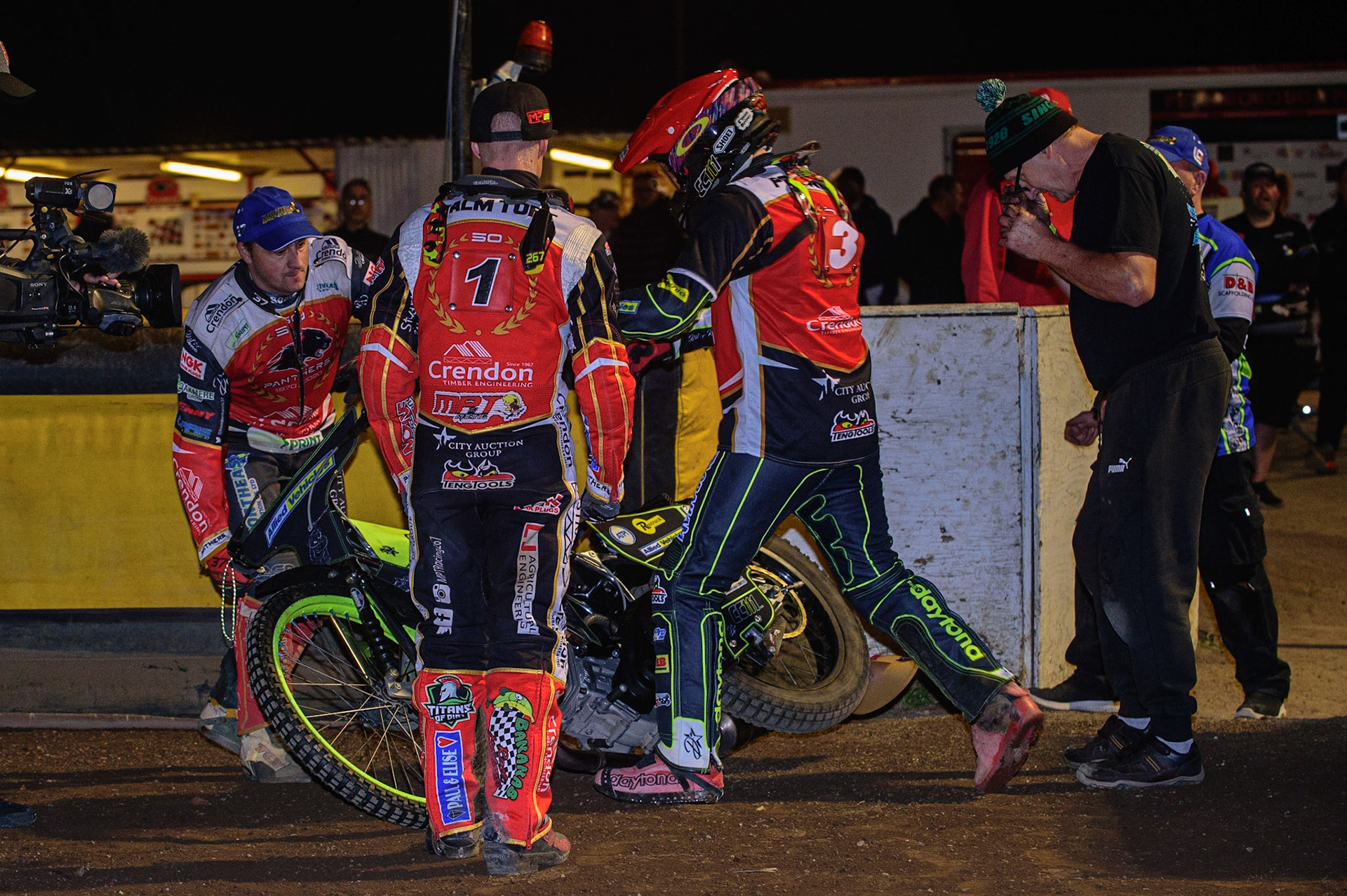 PETERBOROUGH, UK. OCT 14TH Craig Cook has to borrow a bike as his own had packed up after a false start during the SGB Premiership Grand Final 2nd leg between Peterborough and Belle Vue Aces at East of England Showground, Peterborough on Thursday 14th October 2021. (Credit: Ian Charles | MI News)