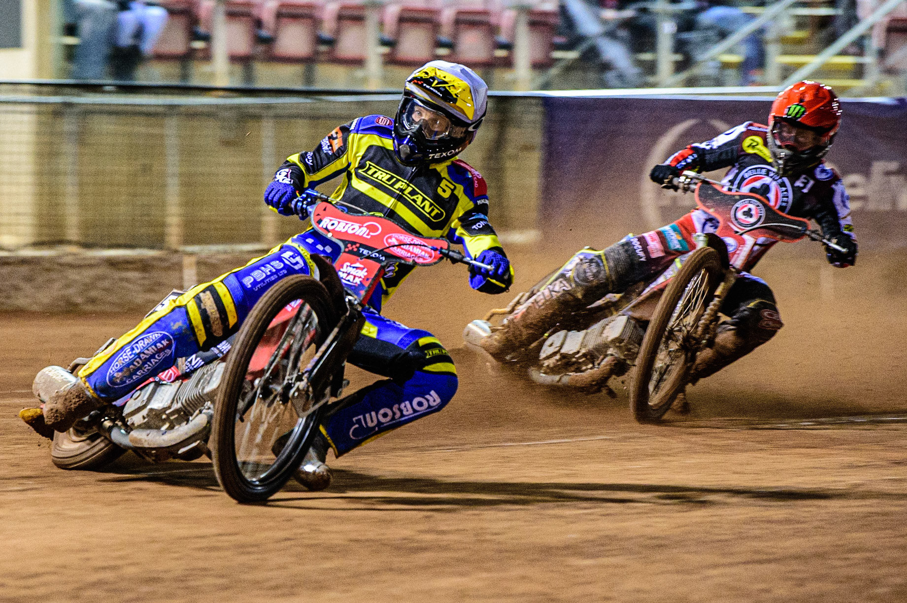 Tobiasz Musielak (White) leads Jaimon Lidsey  (Red) during the SGB Premiership match between Belle Vue Aces and Sheffield Tigers at the National Speedway Stadium, Manchester on Monday 27th March 2023. (Photo: Ian Charles | MI News)
