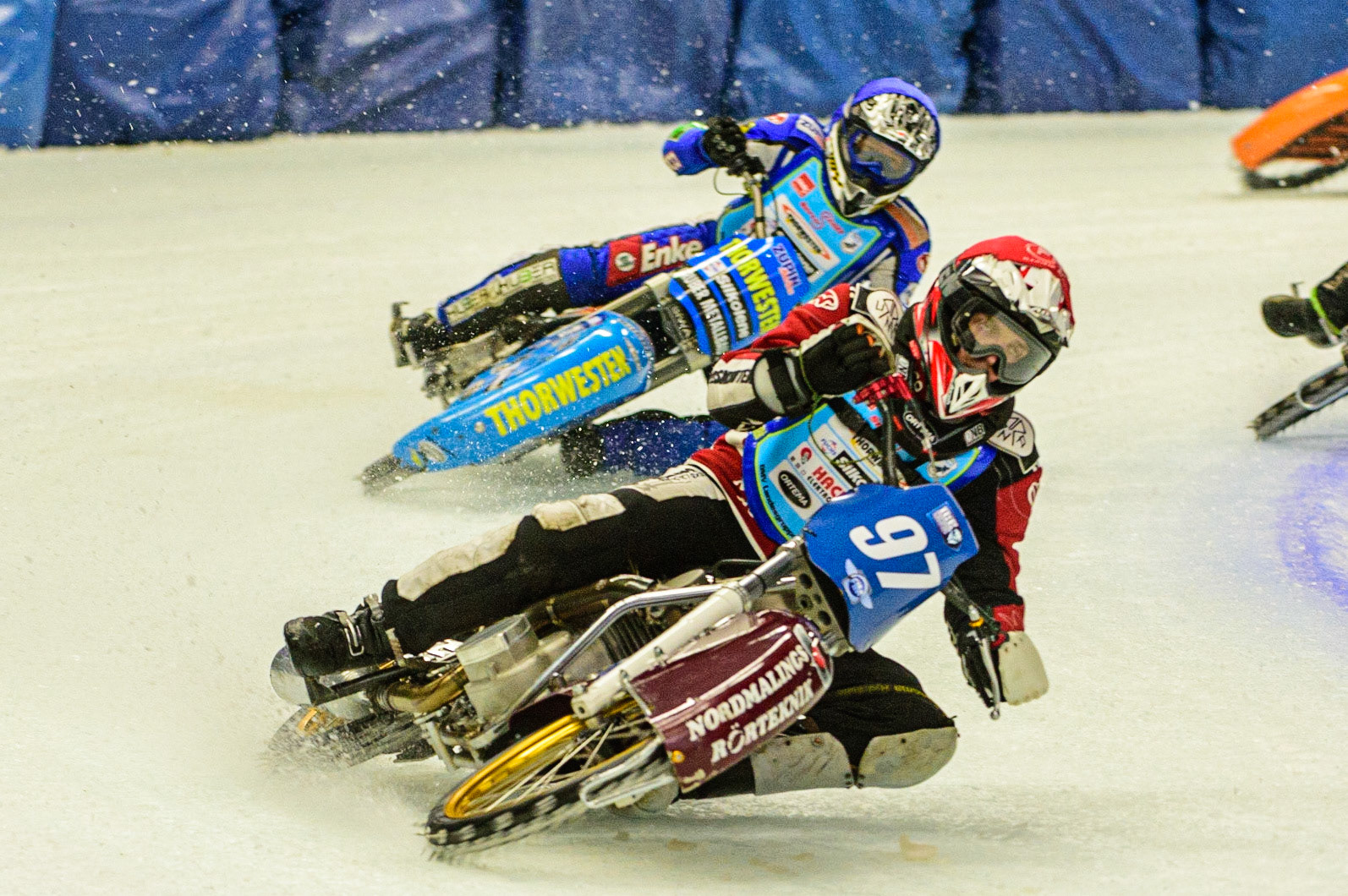 Ove Ledström (Red) leads Martin Leitner (Blue) during the Race of Legends at the Max-Aicher-Arena, Inzell on Friday 17th March 2023. (Photo: Ian Charles | MI News)