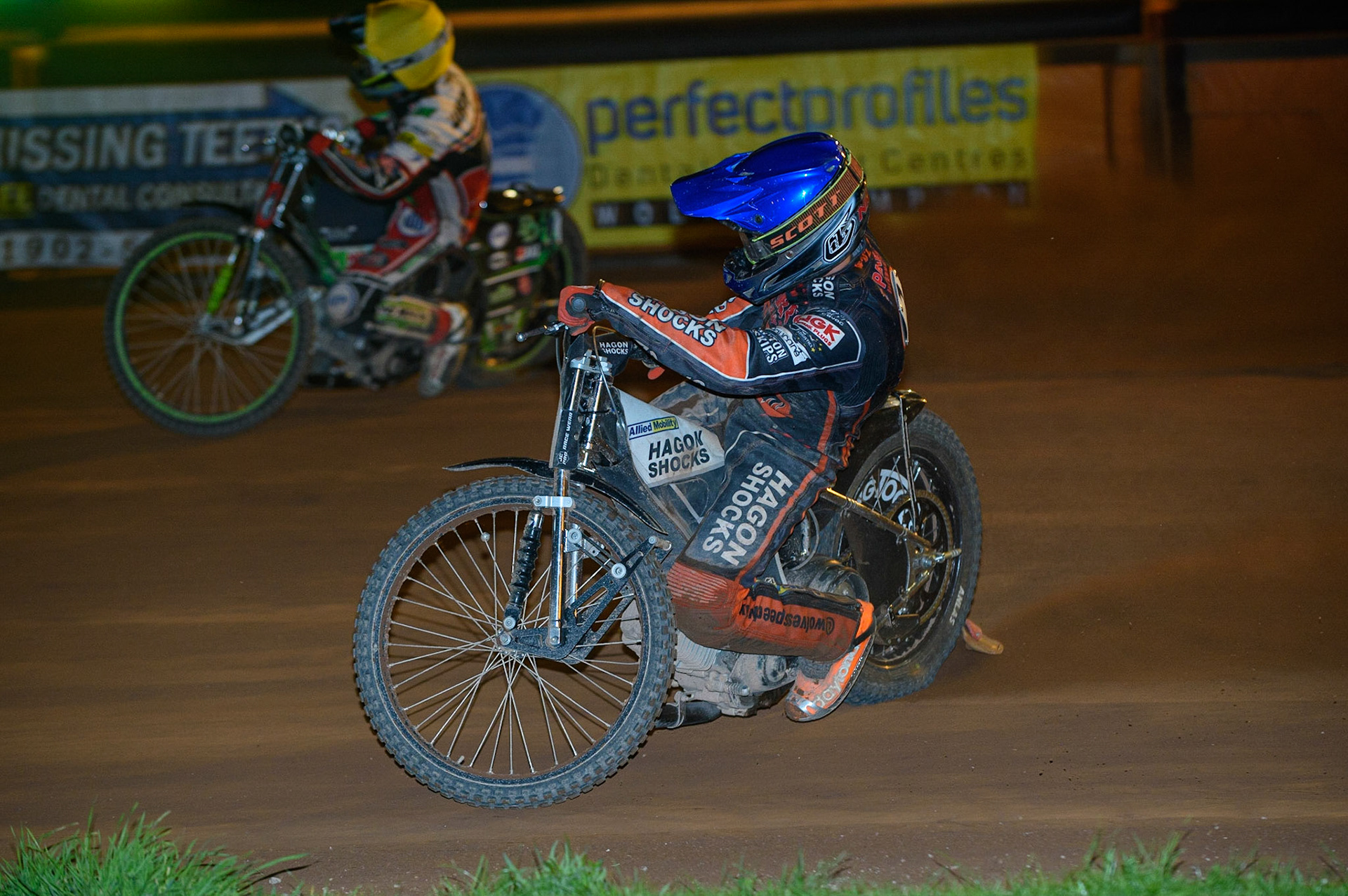 WOLVERHAMPTON, UK. AUGUST 30TH. Charles Wright  (Yellow) outside Broc Nicol  (Blue) during the SGB Premiership match between Wolverhampton Wolves and Belle Vue Aces at Monmore Green Stadium, Wolverhampton on Monday 30th August 2021. (Credit: Ian Charles | MI News)