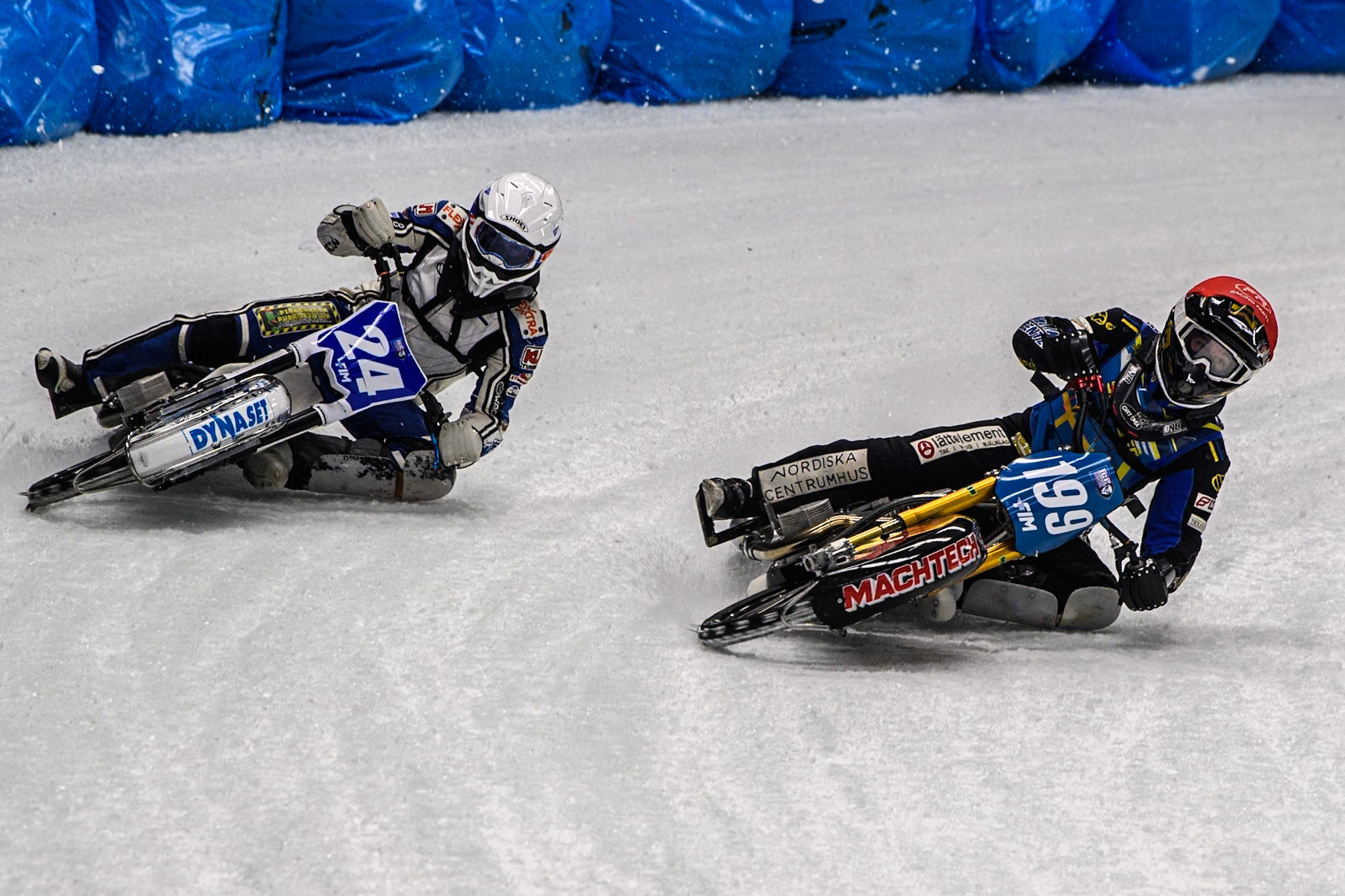 Martin Haarahiltunen (199) of Sweden in Red rides inside Max Koivula (24) of Finland in White during the Ice Speedway Gladiators World Championship Final 1 at Max-Aicher-Arena, Inzell on Saturday 15th March 2025. (Photo: Ian Charles | MI News)