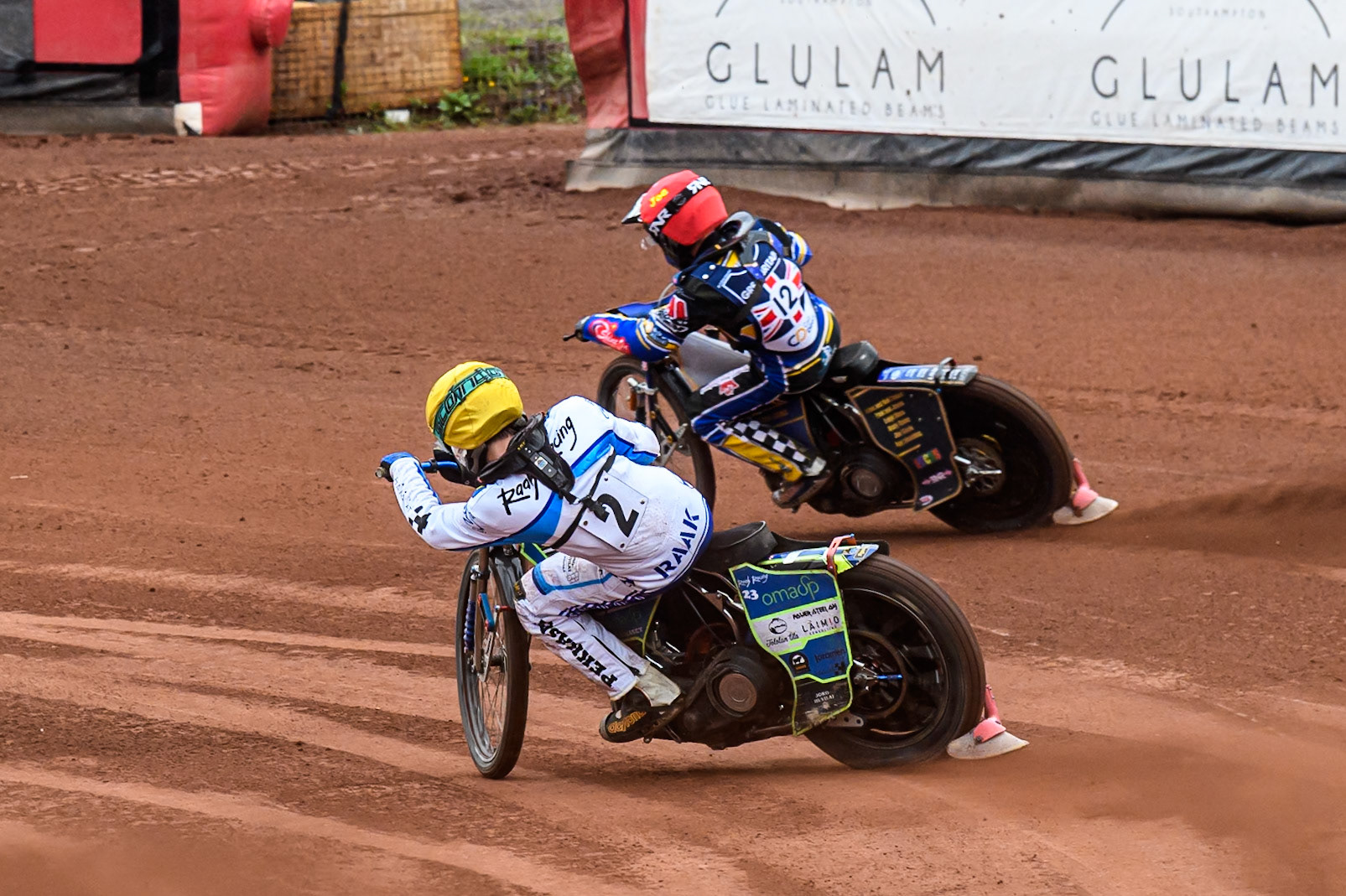 Otto Raak of Finland in Yellow chases Joe Thompson of Great Britain in Red during the FIM SGP2 Qualifying Round at the Peugeot Ashfield Stadium in Glasgow on Saturday 24th May 2025. (Photo: Ian Charles | MI News)