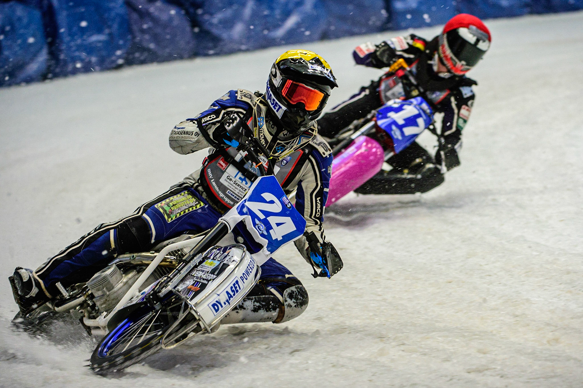 Max Koivula (24) (Yellow) leads Benedikt Monn (17) (Red) during the Ice Speedway Gladiators World Championship Final 2 at Max-Aicher-Arena, Inzell, Germany on Sunday 19th March 2023. (Photo: Ian Charles | MI News)