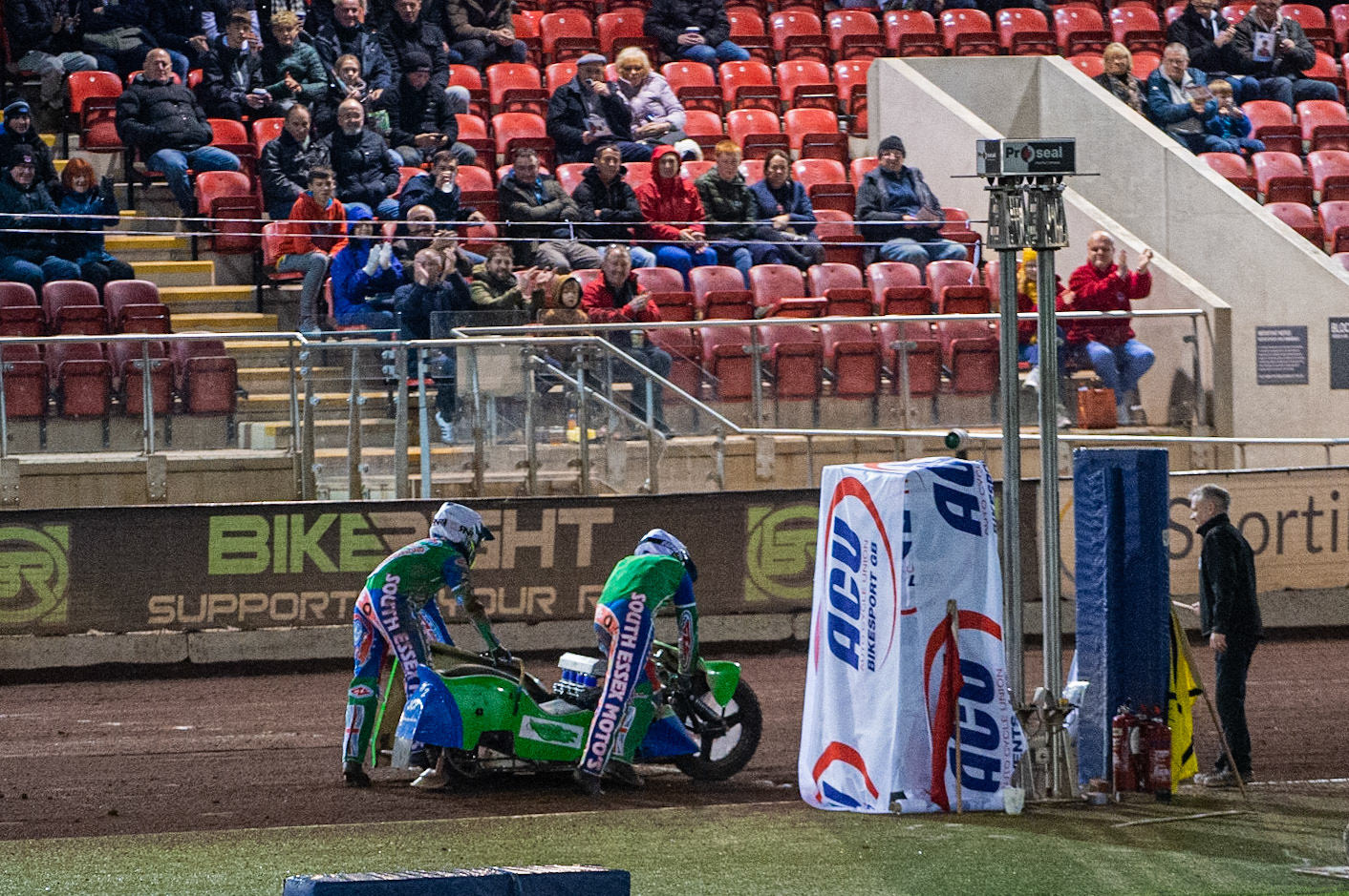MANCHESTER, ENGLAND Jack Penfold & Kieran Ivy(6) push themselves to the line after a mechanical failure on the final lap during the  ACU Sidecar Speedway Manchester Masters,  Belle Vue National Speedway Stadium, Manchester Saturday 12 October 2019 (Credit: Ian Charles | MI News)