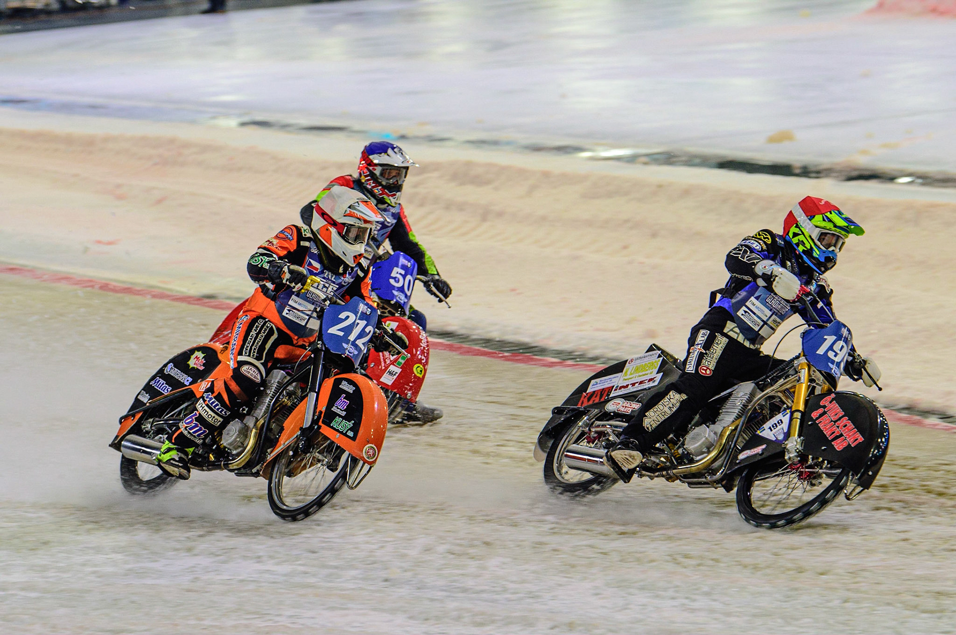 HEERENVEEN, NL. The Grand Final: Martin Hååruhiltunen (199)  (Red) inside Lukas Hutla (212)(White)  with  Harald Simon (50) (Blue) behind  during the FIM Ice Speedway Gladiators World Championship Final 4 at Ice Rink Thialf, Heerenveen on Sunday  3 April 2022. (Credit: Ian Charles | MI News)