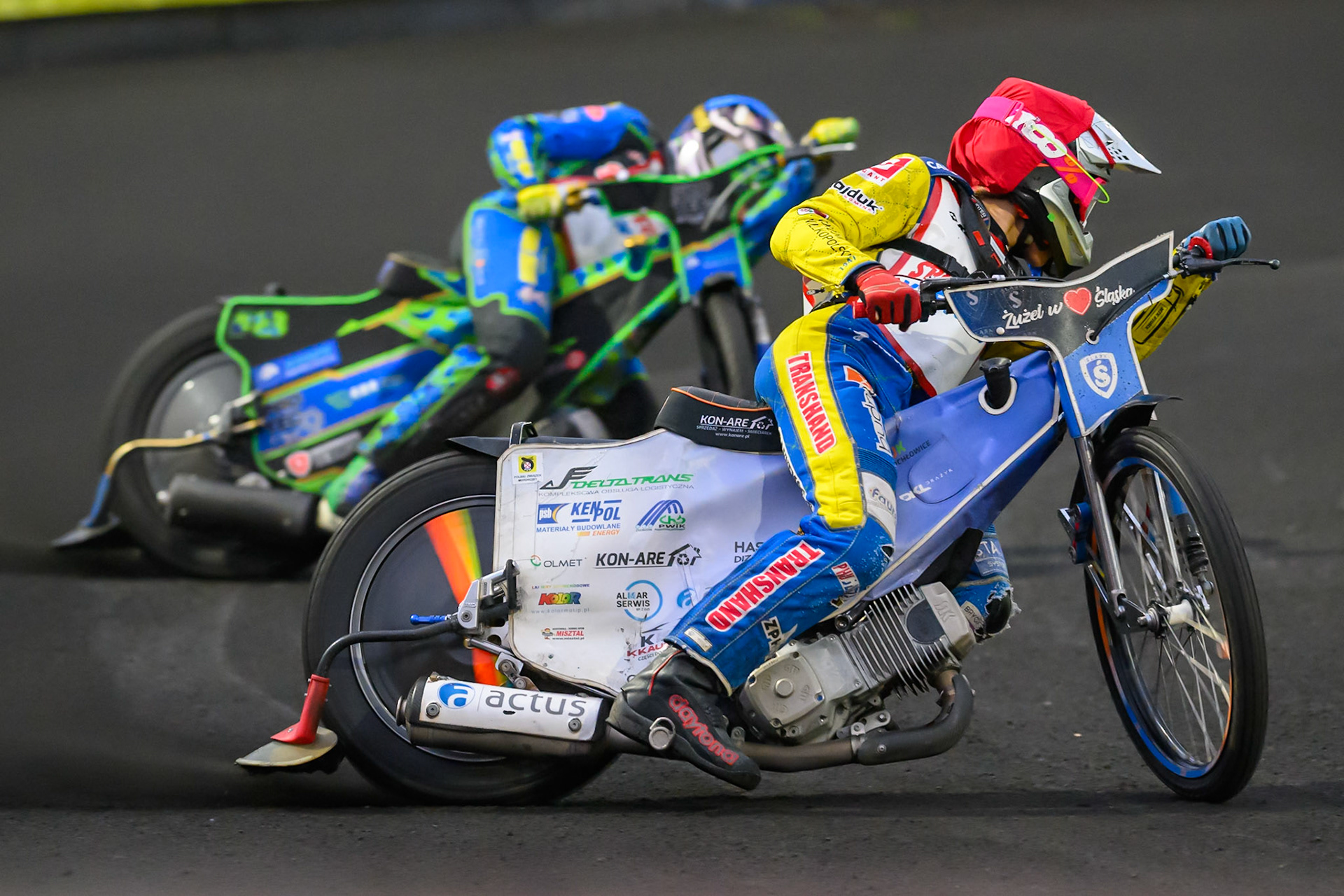 Leon Sziegiel of Poland in Red leading Michael West of Australia in Blue during the Gouden KENNY Helm at Speedway Veenoord, Veenoord in the Netherlands on Saturday 19th September 2026. (Photo: Ian Charles | MI News)