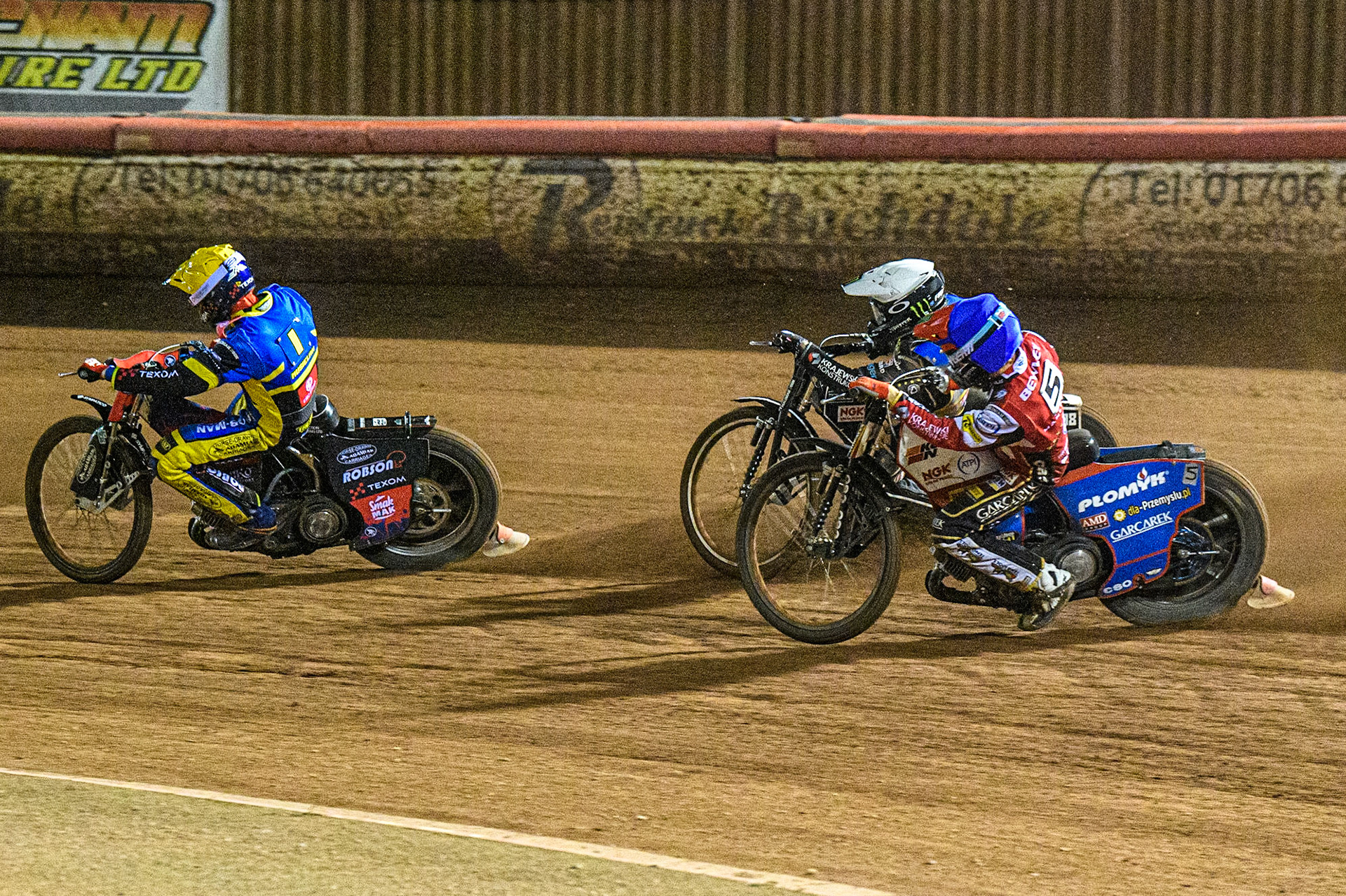 Dan Bewley (Blue) chases Tai Woffinden (White) and Tobiasz Musielak (Yellow) during the Sports Insure Premiership match between Belle Vue Aces and Sheffield Tigers at the National Speedway Stadium, Manchester on Monday 7th August 2023. (Photo: Ian Charles | MI News)