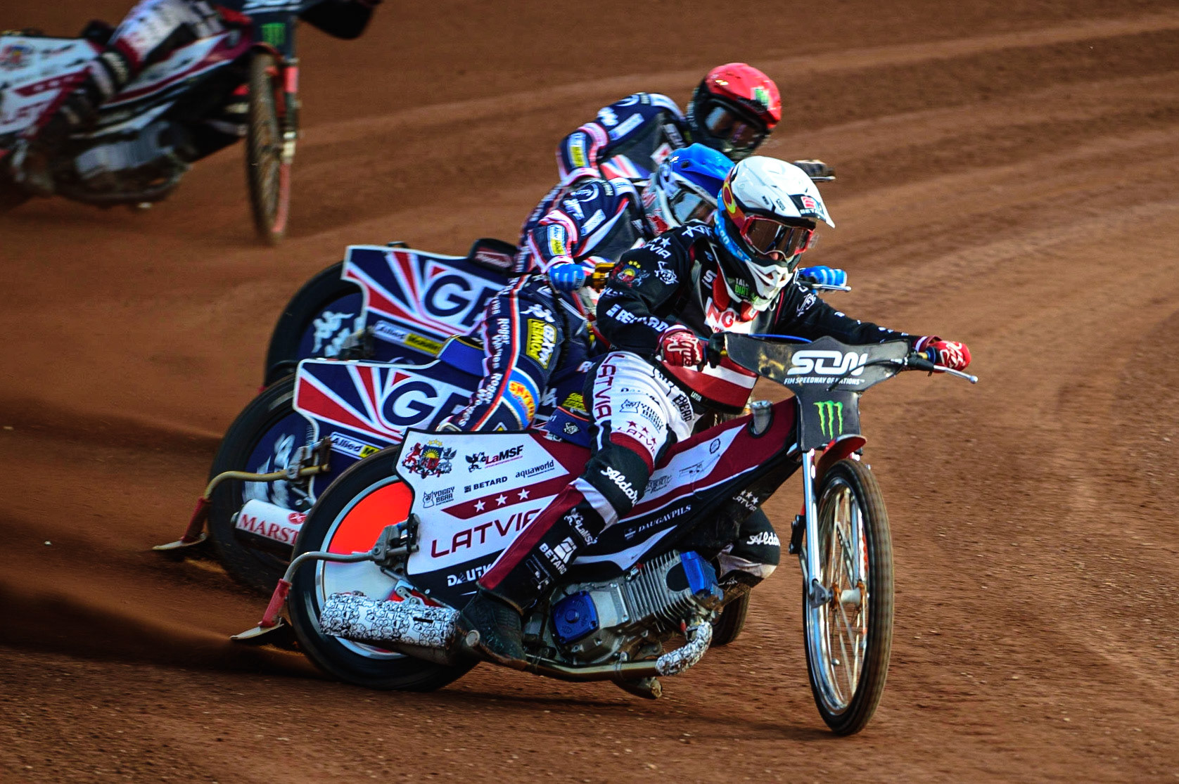 MANCHESTER, UK. OCT 16TH Andzejs Lebedevs of Latvia (White) leads Robert Lambert of Great Britain (Blue) and Tai Woffinden of Great Britain (Red) during the Monster Energy FIM Speedway of Nations at the National Speedway Stadium, Manchester on Saturday  16th October 2021. (Credit: Ian Charles | MI News)