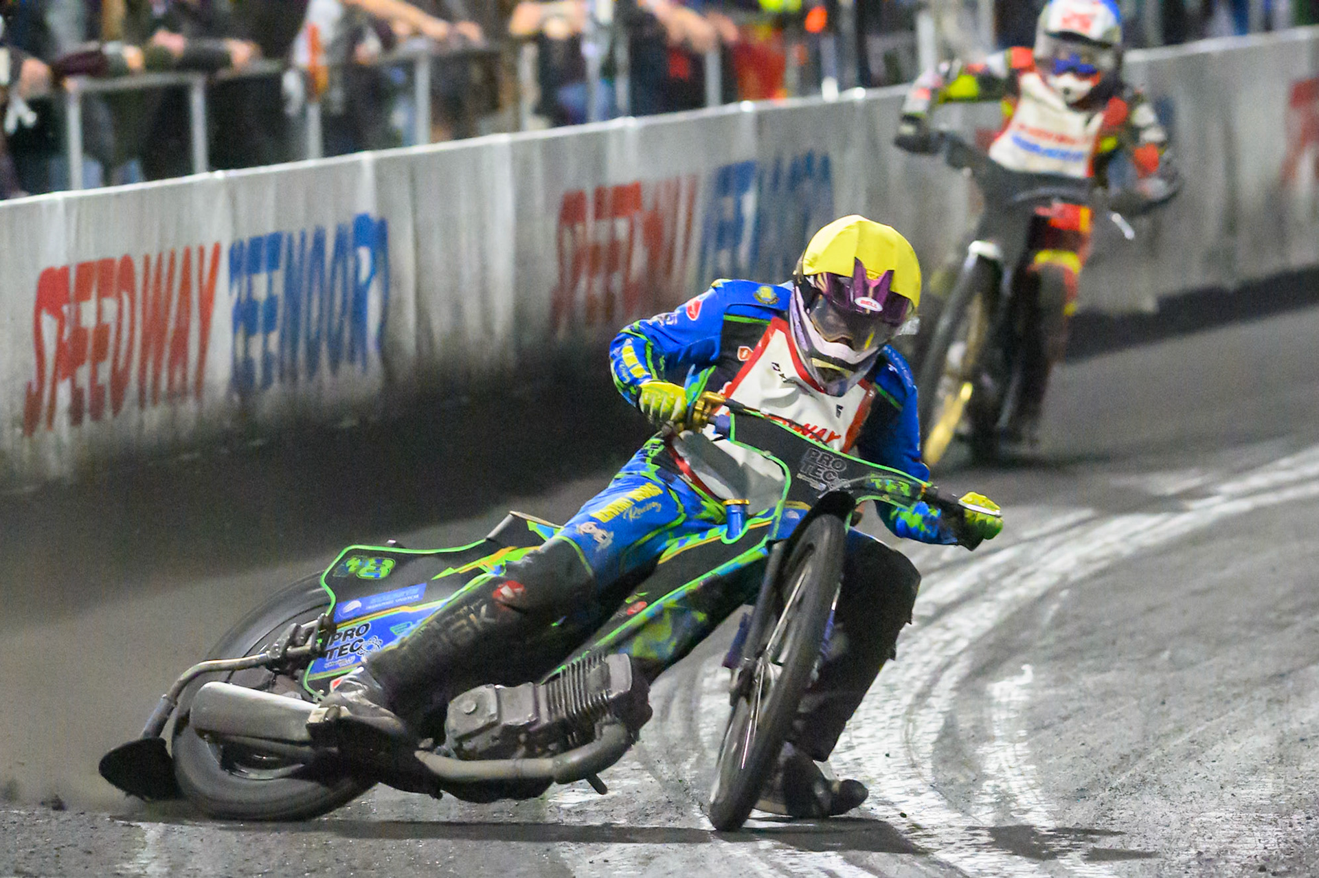 Michael West of Australia in Yellow leading Niek Meijerink of The Netherlands in Blue during the Gouden KENNY Helm at Speedway Veenoord, Veenoord in the Netherlands on Saturday 19th September 2026. (Photo: Ian Charles | MI News)