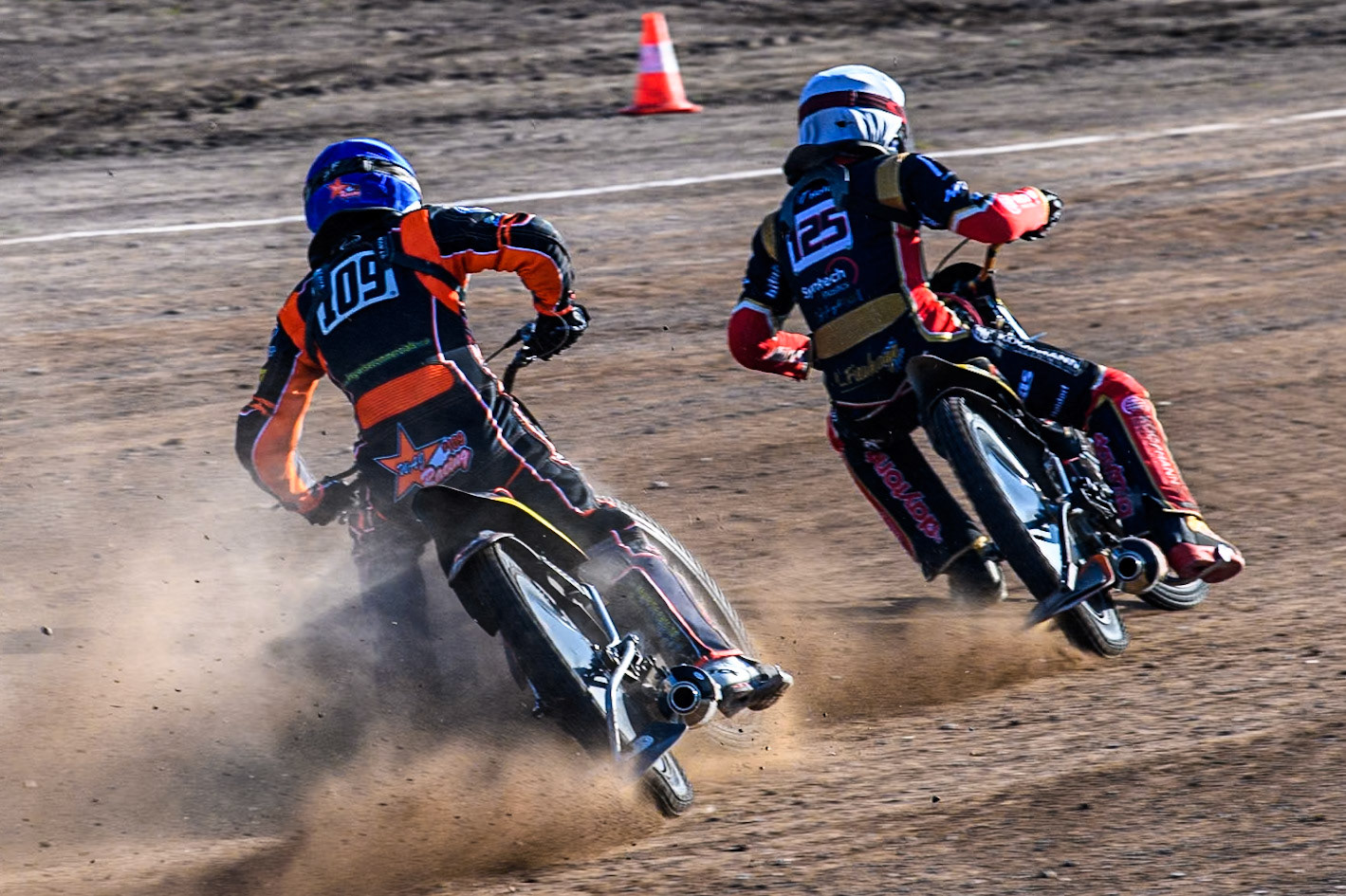Zach Wajtknecht (109) of Great Britain in Blue chases Lukas Fienhage (125) of Germany in White during the FIM Long Track World Championship Final 5 at the Speed Centre Roden, Roden, Netherlands on Sunday 22nd September 2024. (Photo: Ian Charles | MI News)