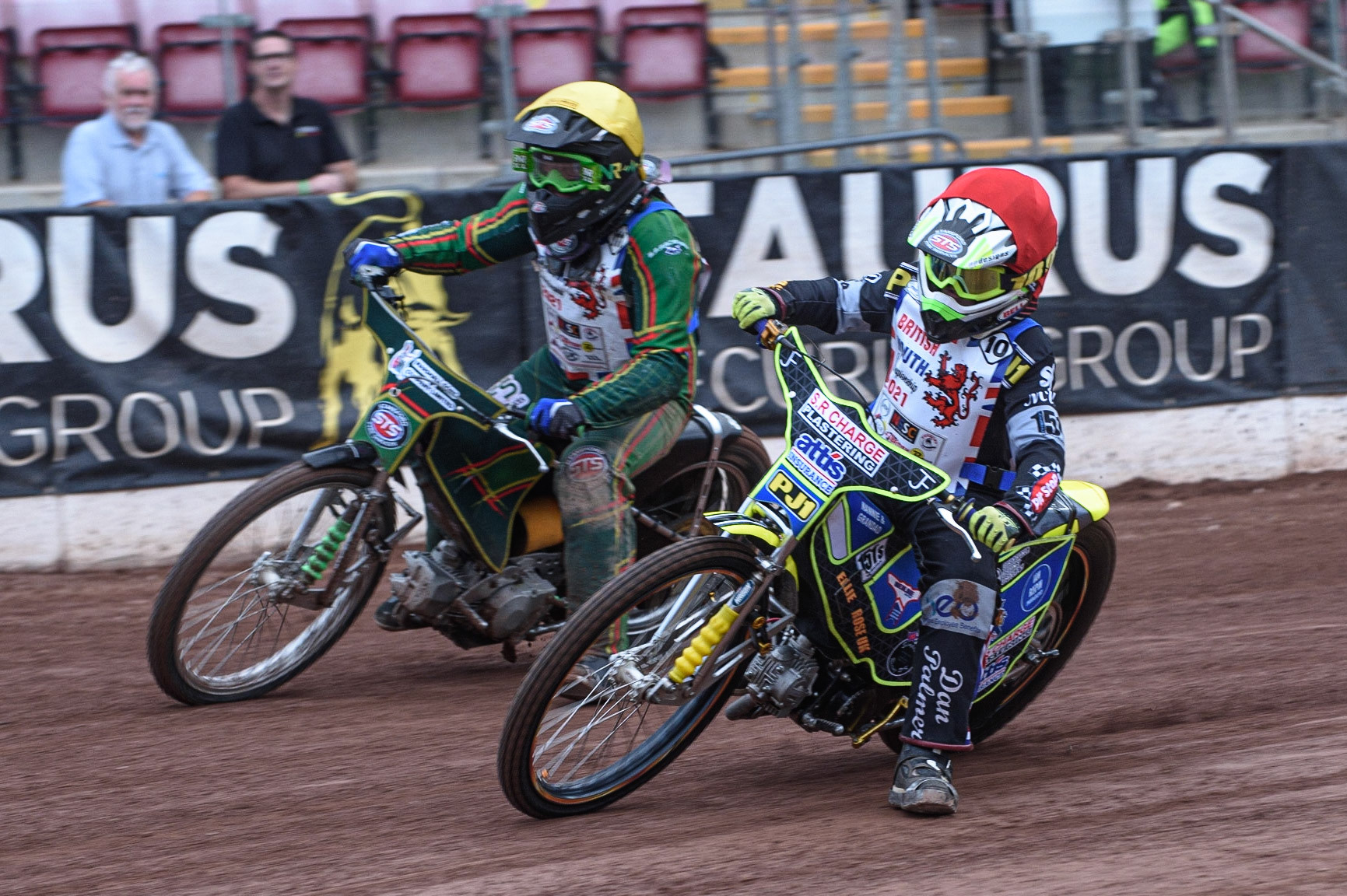 MANCHESTER, UK. AUGUST 2OTH   Jack Franklin  (Red) inside Edward Davison  (Yellow) at the National Speedway Stadium, Manchester on Friday 20th August 2021. (Credit: Ian Charles | MI News)