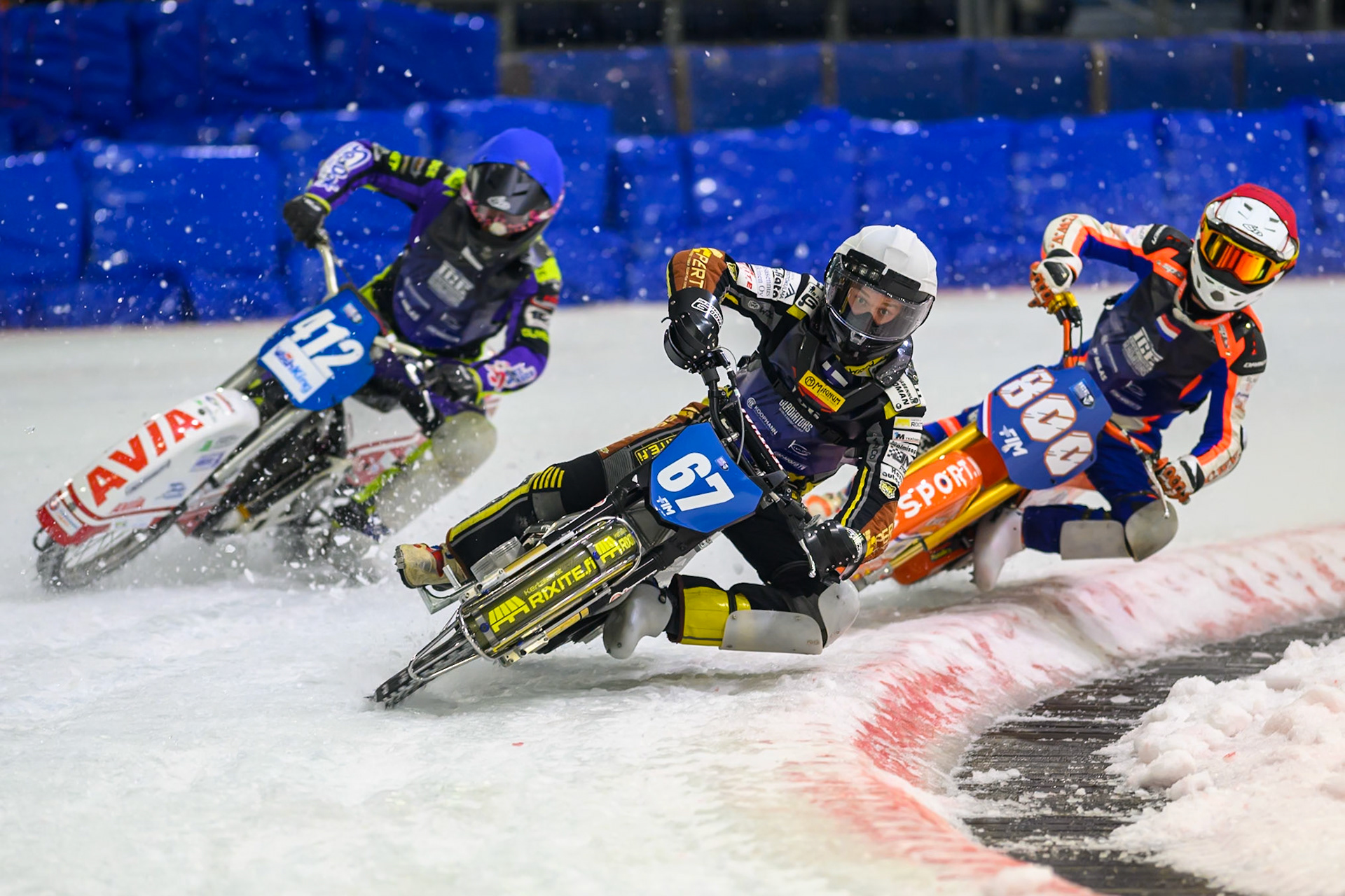 Heikki Huusko (67) of Finland in White leading Reserve Paul Cooper (18) of Great Britain in Blue and Jasper Iwema (800) of The Netherlands in Red during the FIM Ice Speedway Gladiators World Championship Final 3 at Ice Rink Thialf, Heerenveen on Saturday 11th April 2026. (Photo: Ian Charles | MI News)