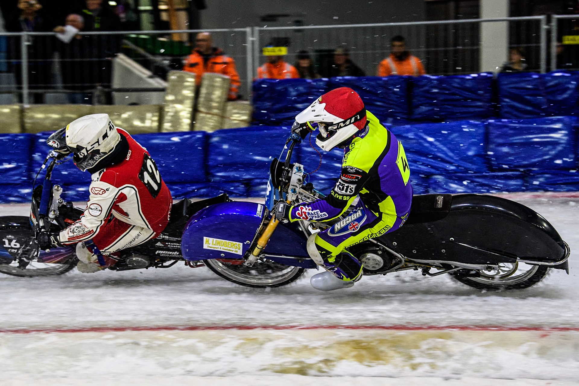 Paul Cooper of Great Britain in Red chases Martin Posch of Austria in White during the Roelof Thijs Bokaal at Ice Rink Thialf, Heerenveen, The Netherlands on Friday 5th April 2024. (Photo: Ian Charles | MI News)