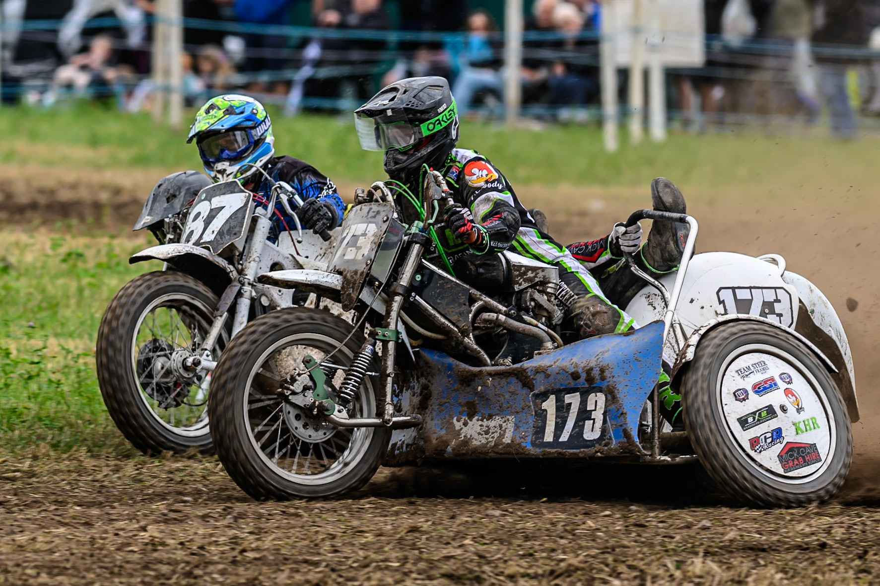 Bradley Reynolds and Conor Measor (173) on the outside of Rob Bradley and Jake Liversidge (87) in the 1000cc Sidecar class during the ACU Northern Grass Track Riders Championship at Cheshire Grass Track Club, Frog Lane, Knutsford, Cheshire on Sunday 20th July 2025. (Photo: Ian Charles | MI News)