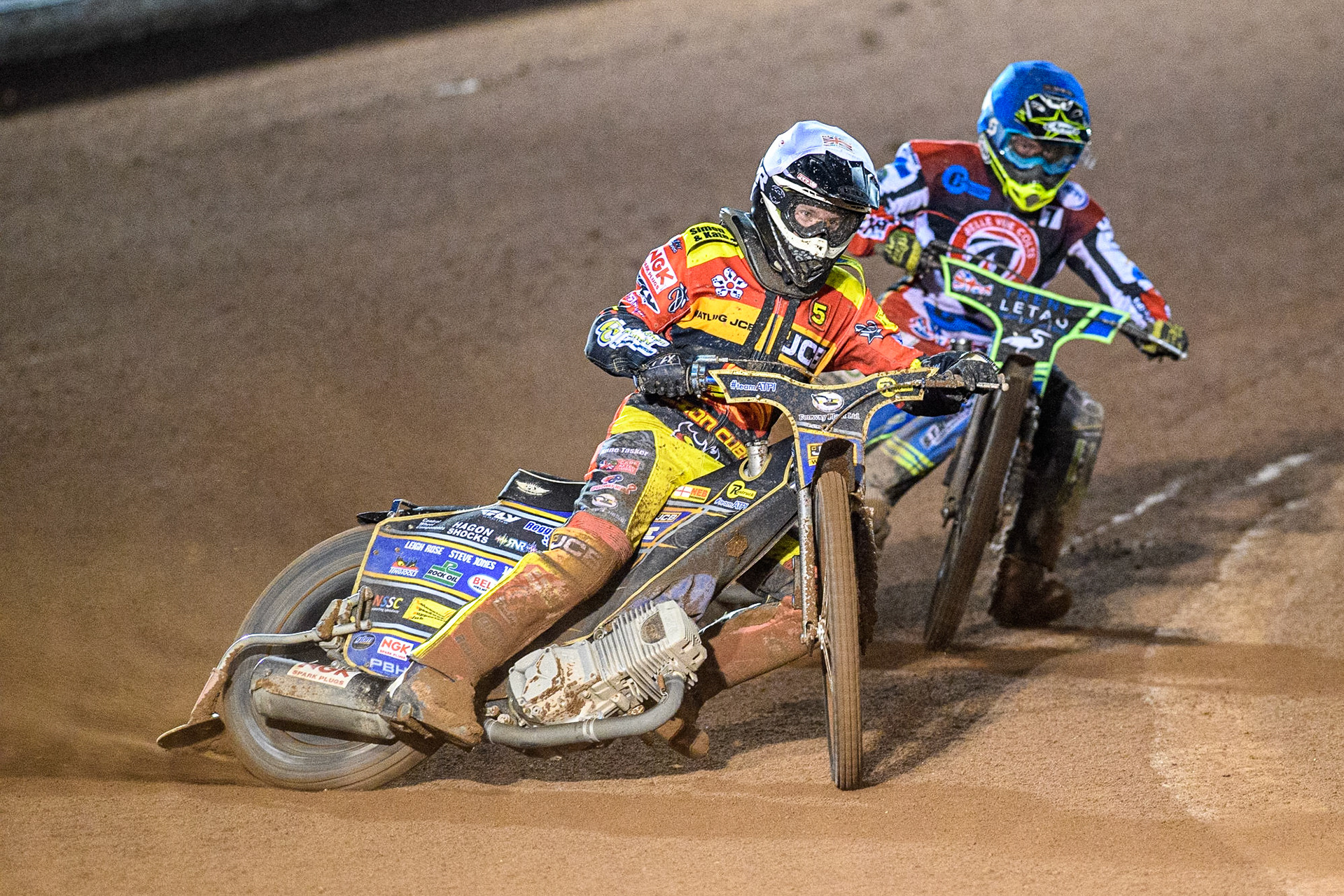 Joe Thompson (White) leads Luke Muff (Blue) during the National Development League match between Belle Vue Colts and Leicester Lion Cubs at the National Speedway Stadium, Manchester on Friday 8th September 2023. (Photo: Ian Charles | MI News)