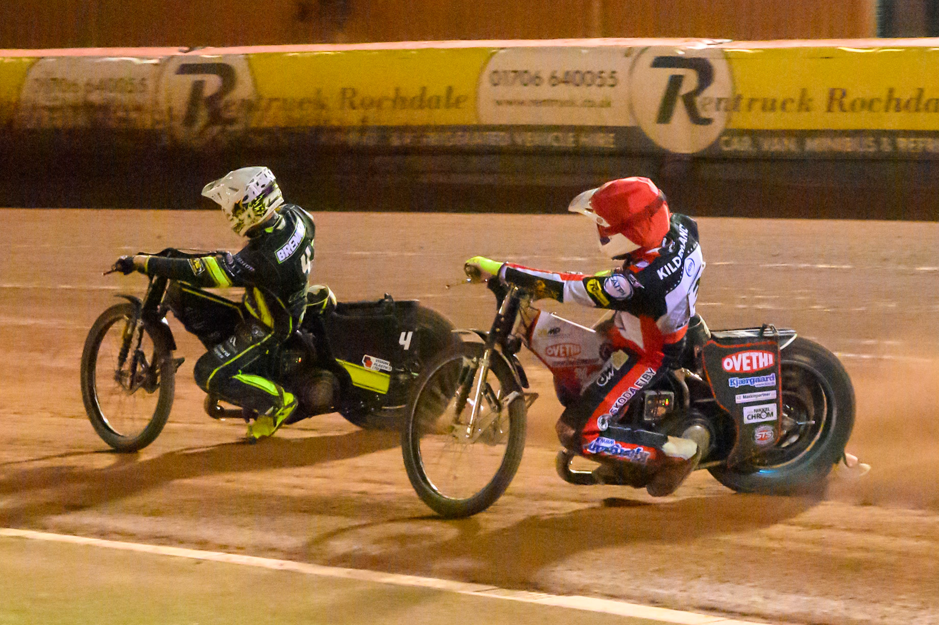 Tom Brennan of Ipswich Witches in White leading Peter Kildemand of Belle Vue Aces in Red during the Rowe Motor Oil Premiership Play Off Semi Final 2nd leg match between Belle Vue Aces and Ipswich Witches at the National Speedway Stadium, Manchester on Monday 28th September 2026. (Photo: Ian Charles | MI News)