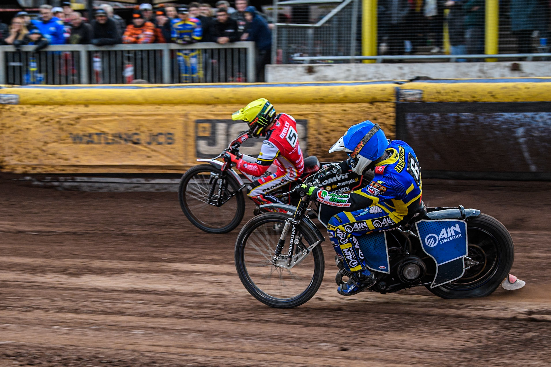 Dan Bewley of Belle Vue Aces rides outside Lewis Kerr of Sheffield Tigers in Blue during the Rowe Motor Oil Premiership match between Sheffield Tigers and Belle Vue Aces at Owlerton Stadium, Sheffield on Monday 5th May 2025. (Photo: Ian Charles | MI News)