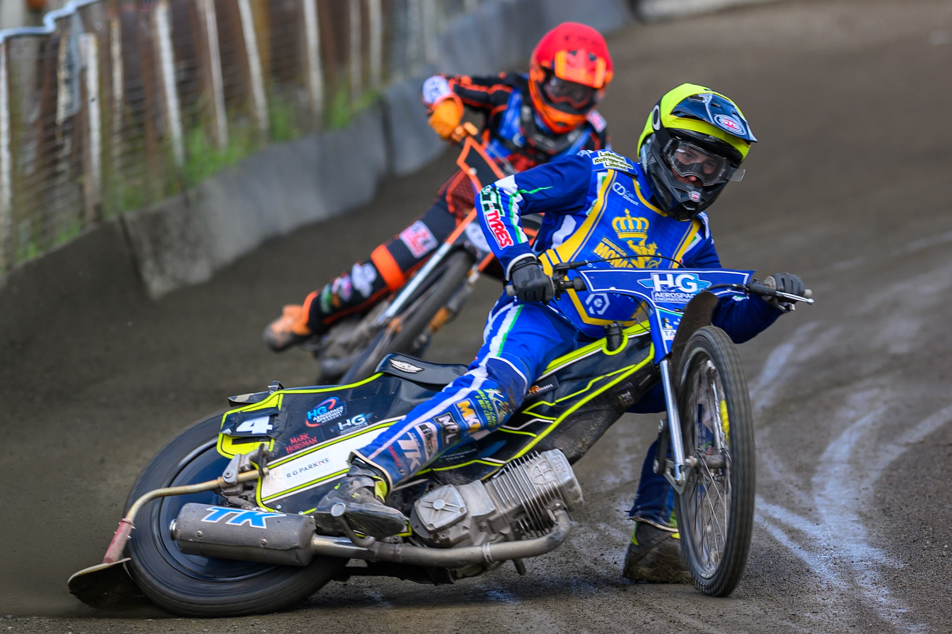 Vinnie Foord of Edinburgh Monarchs Academy in Yellow leading Jack Smith of Buxton Bulls in Red during the WSRA National Development League match between Buxton Bulls and Edinburgh Monarchs Academy at Hi-Edge Speedway, Buxton on Sunday 14th June 2026. (Photo: Ian Charles | MI News)