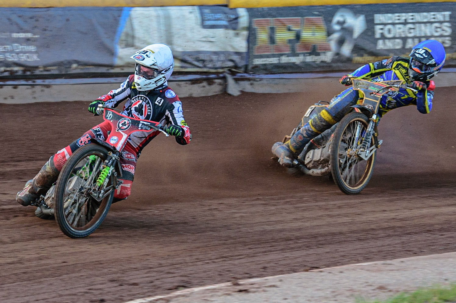 SHEFFIELD, UK. MAY 26TH  Charles Wright  (White) leads Connor Mountain  (Blue) during the SGB Premiership match between Sheffield Tigers and Belle Vue Aces at Owlerton Stadium, Sheffield on Thursday 26th May 2022. (Credit: Ian Charles | MI News)