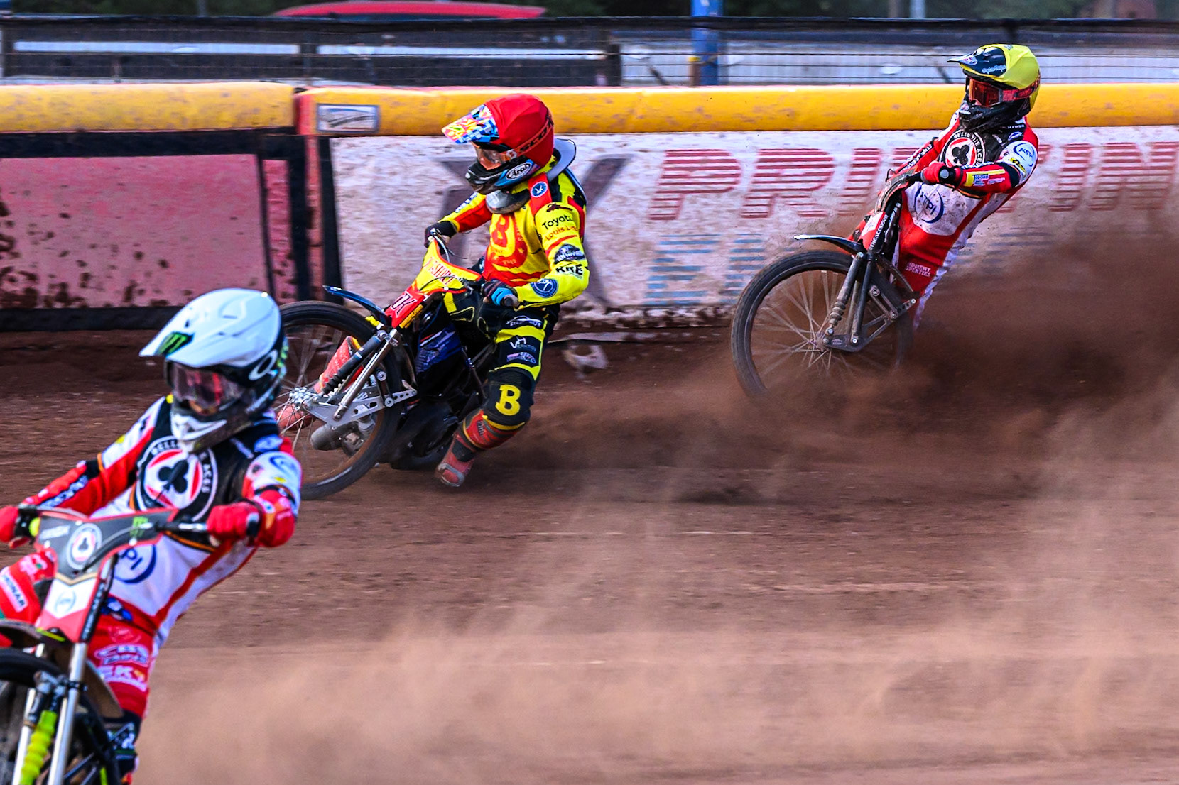 Belle Vue Aces' Jaimon Lidsey in White leading as Birmingham Brummies' Jonas Jeppesen in Red takes Belle Vue Aces' Zach Cook wide and into the dirt during the Rowe Motor Oil Premiership match between Birmingham Brummies and Belle Vue Aces at Perry Bar Stadium, Birmingham on Monday 2nd June 2025. (Photo: Ian Charles | MI News)
