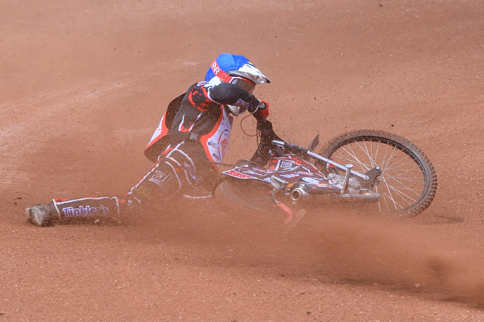 BRITISH YOUTH CHAMPIONSHIP (500cc): Kayden Mundy (8) in Red rides inside Dylan Huthwaite (9)  in Blue who then falls during the British Youth Speedway Championship at the National Speedway Stadium, Manchester on Sunday 10th May 2026. (Photo: Ian Charles | MI News)