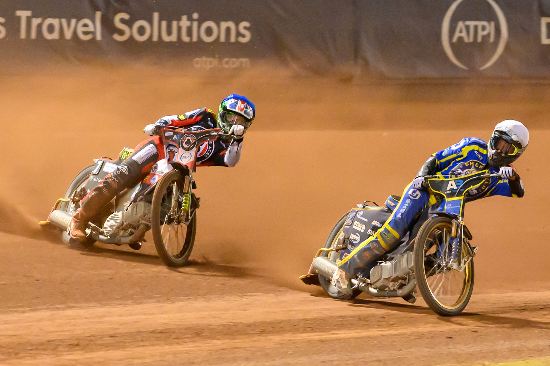 Anders Rowe of Sheffield Tigers in White on the inside of William Cairns of Belle Vue Aces in Blue during the Rowe Motor Oil Premiership match between Belle Vue Aces and Sheffield Tigers at the National Speedway Stadium, Manchester on Monday 14th September 2026. (Photo: Ian Charles | MI News)