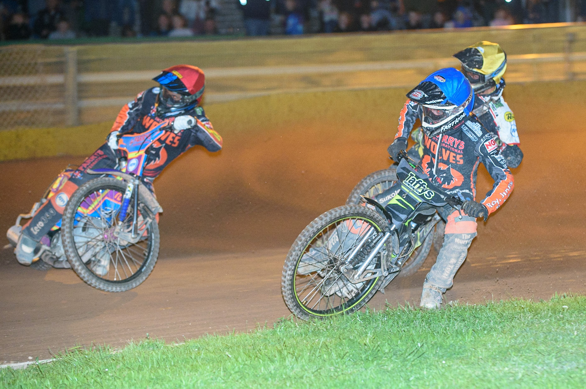 WOLVERHAMPTON, UK. AUGUST 30TH. Leon Flint  (Blue) leads Nikolaj B. Jakobsen  (Yellow) during the SGB Premiership match between Wolverhampton Wolves and Belle Vue Aces at Monmore Green Stadium, Wolverhampton on Monday 30th August 2021. (Credit: Ian Charles | MI News)