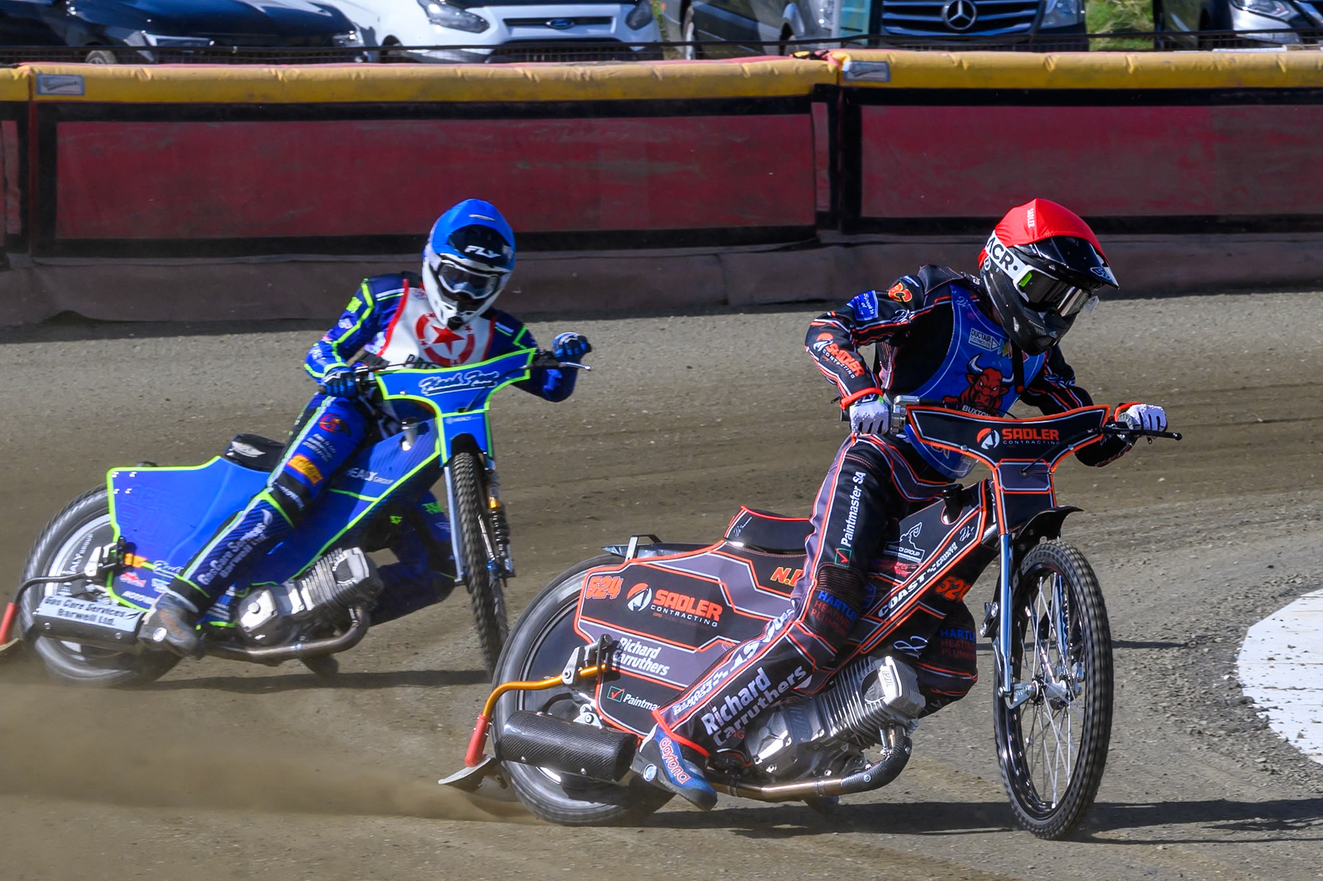 Jacob Fellows of Buxton Bulls leading Arran Butcher of 'The Potters' in Blue during the Regina Chains Fours at Buxton Speedway, Buxton on Sunday 5th April 2026. (Photo: Ian Charles | MI News)
