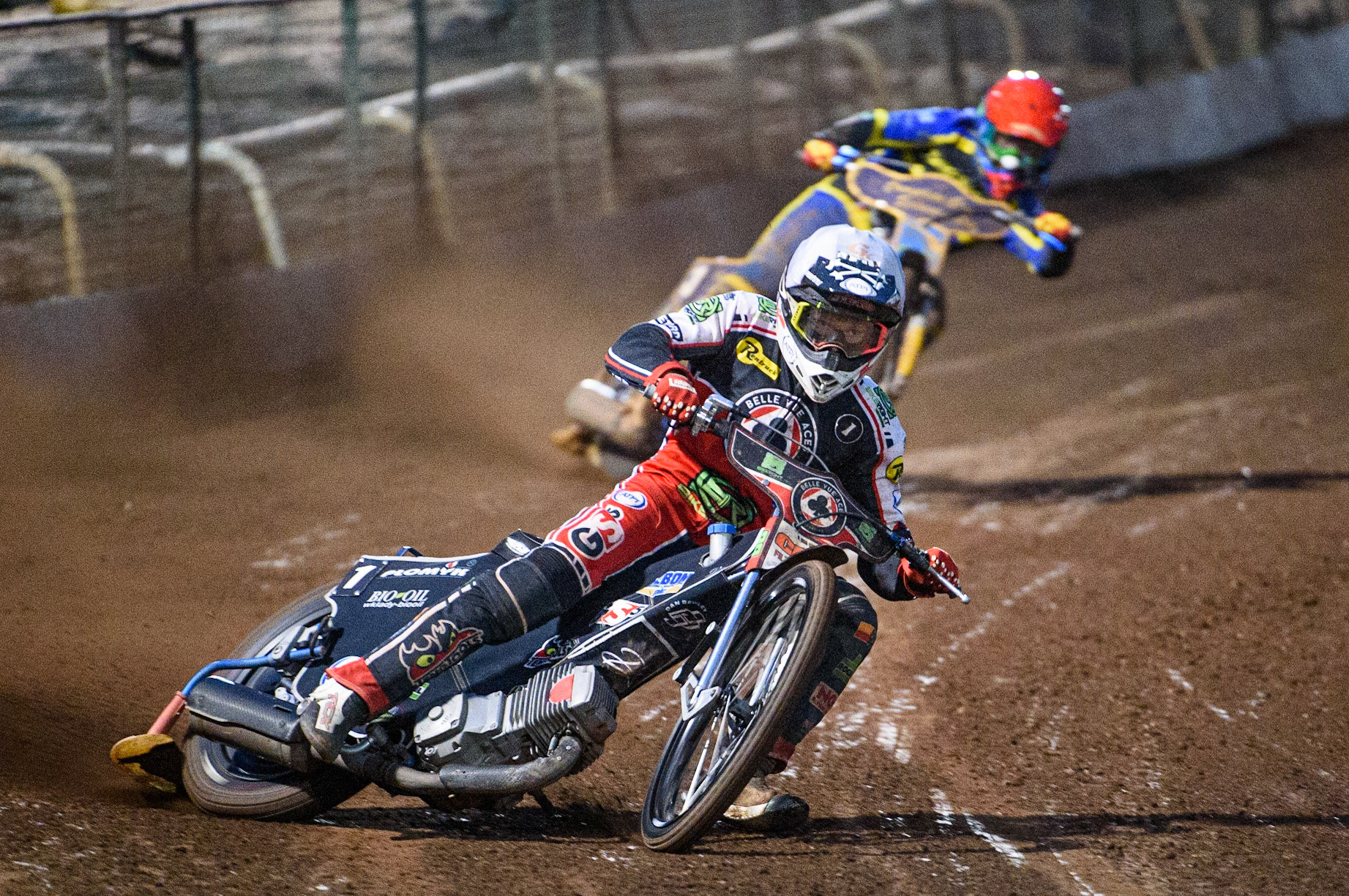 SHEFFIELD, UK. AUG 2NDDan Bewley  (White) leads Kyle Howarth  (Red) during the SGB Premiership match between Sheffield Tigers and Belle Vue Aces at Owlerton Stadium, Sheffield on Thursday 2nd September 2021. (Credit: Ian Charles | MI News)