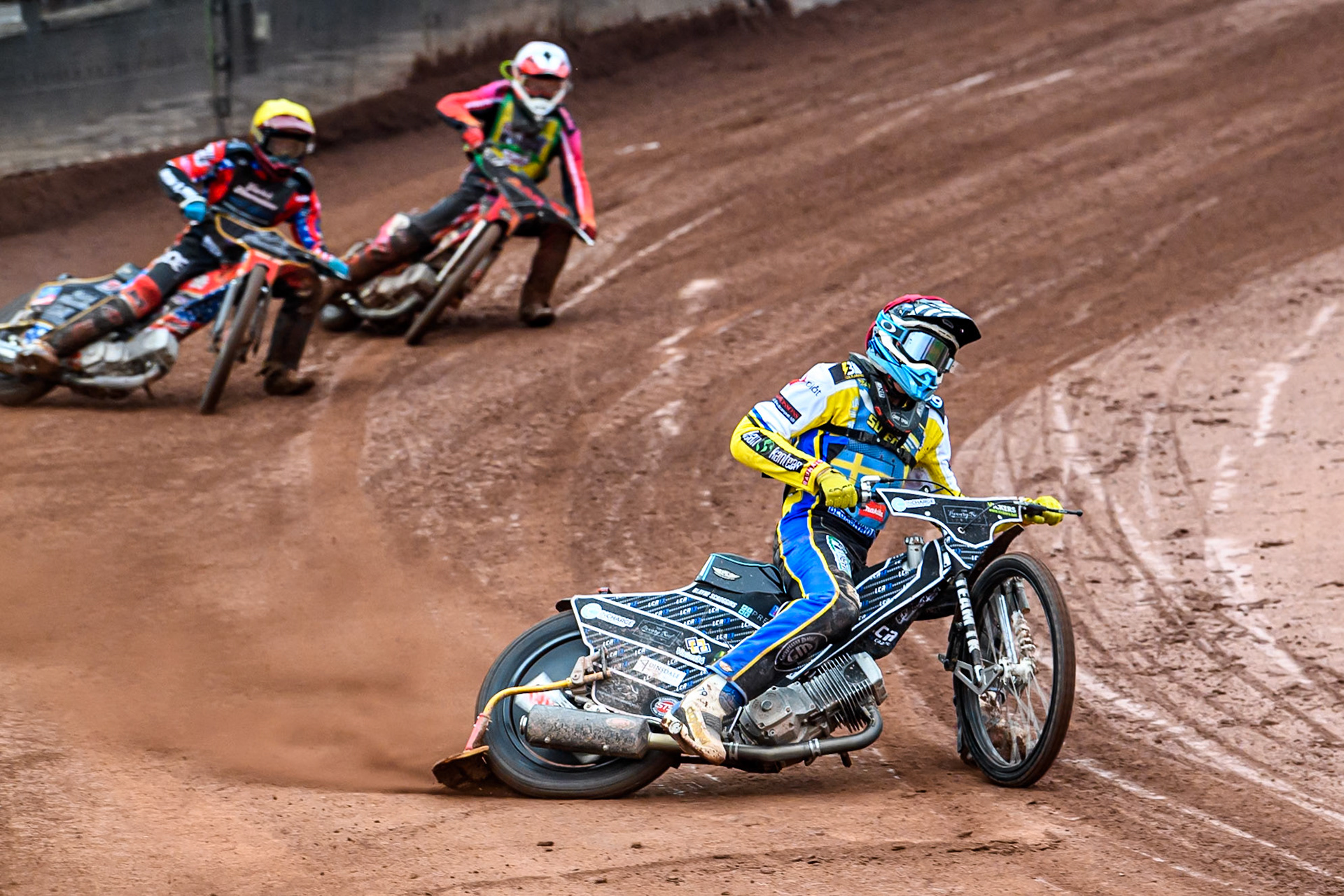 Noel Wahlquist of Sweden in Red leading Timmy Dion of the United States in Yellow and Alex Adamson of Australia in White during the FIM SGP2 Qualifying Round at the Peugeot Ashfield Stadium in Glasgow on Saturday 24th May 2025. (Photo: Ian Charles | MI News)