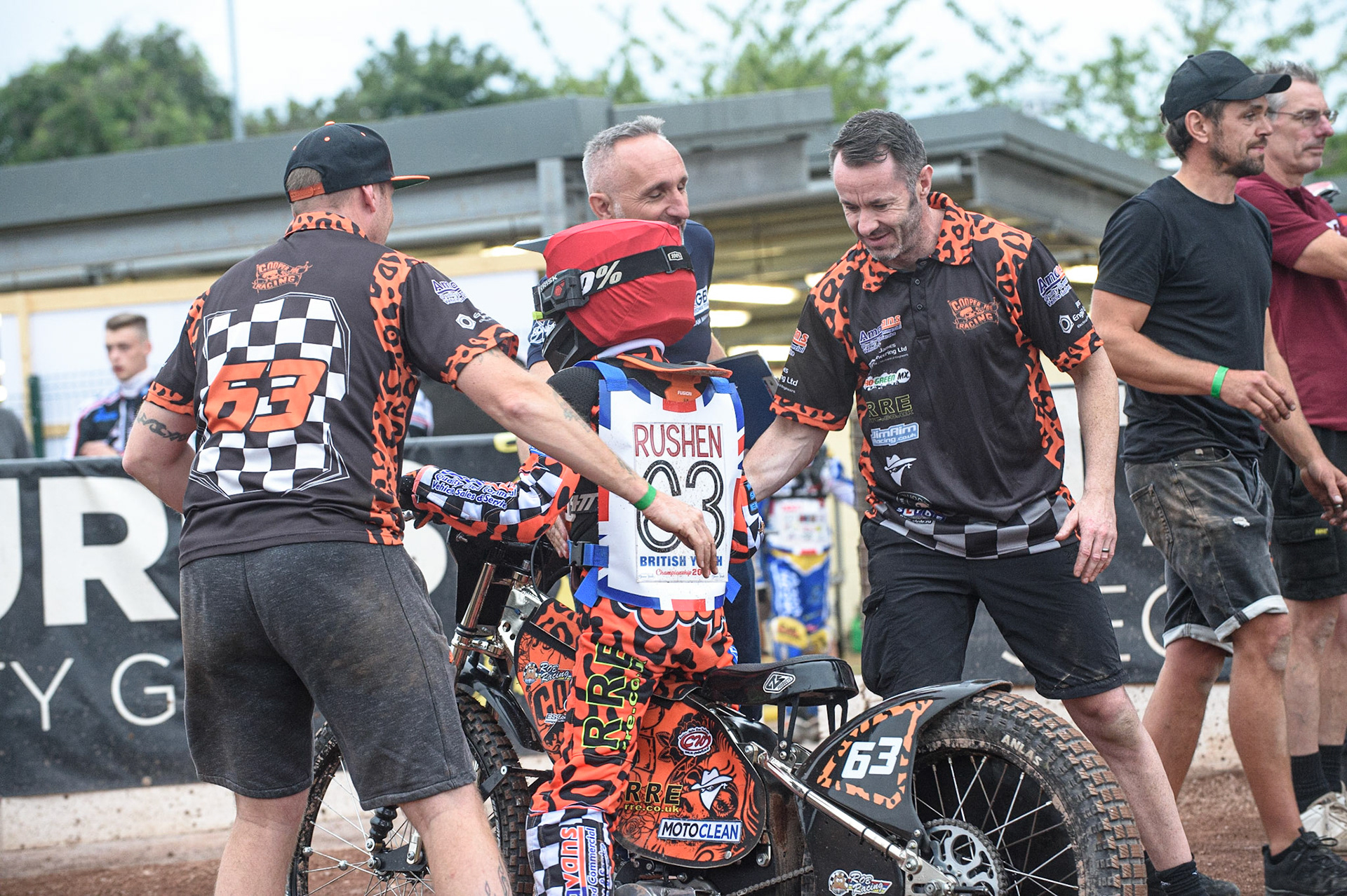 MANCHESTER, UK. AUGUST 2OTH   Cooper Rushen  with his father (left) and team celebrating his win in the A Final at the National Speedway Stadium, Manchester on Friday 20th August 2021. (Credit: Ian Charles | MI News)