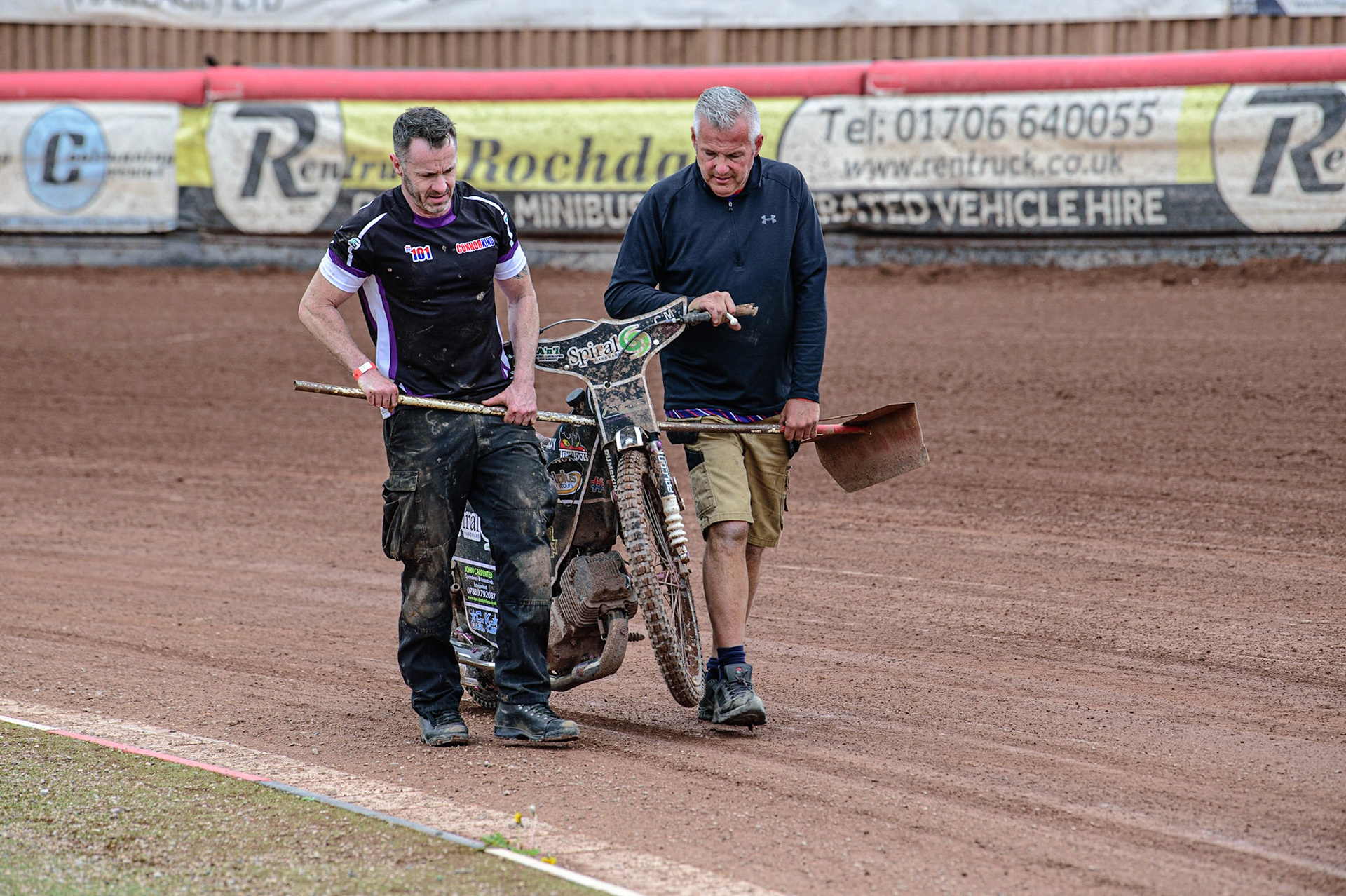 MANCHESTER, UK. APR 15TH  Mechanic’s carry Connor King’s bike back to the pits after his heat 8 fall  during the National Development League match between Belle Vue Colts and Plymouth Centurions at the National Speedway Stadium, Manchester on Friday 15th April 2022. (Credit: Ian Charles | MI News)