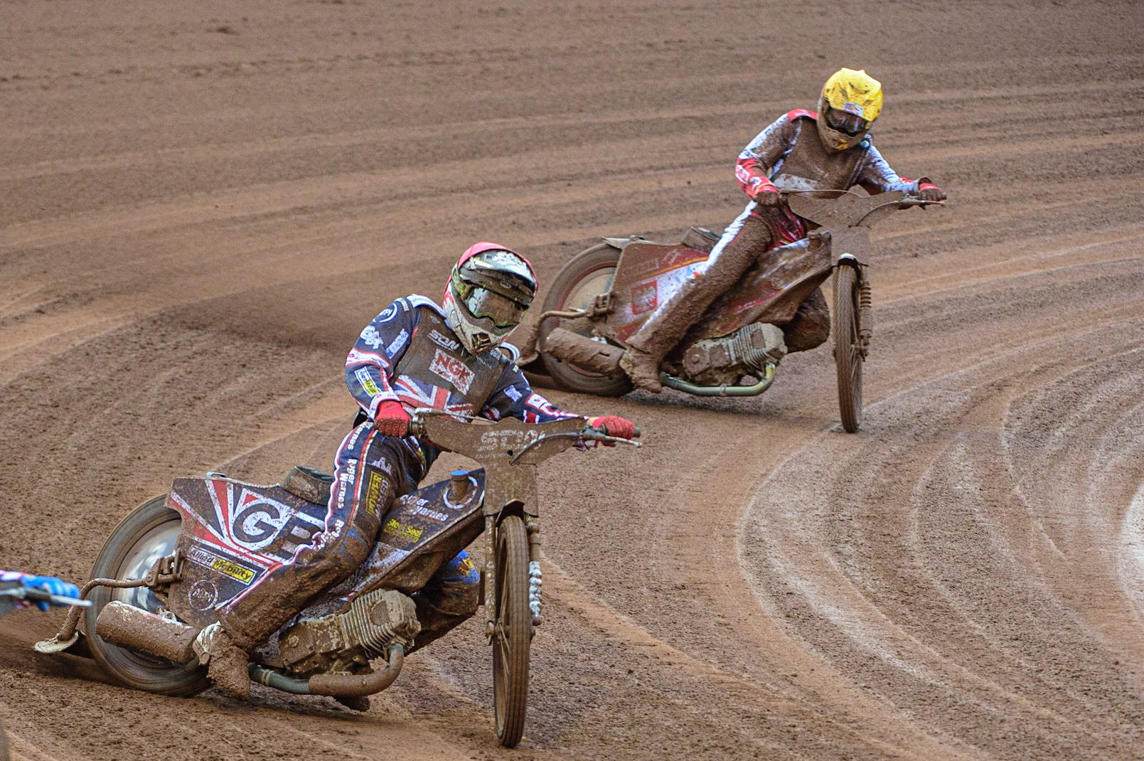 MANCHESTER, UK. OCT 17TH Dan Bewley of Great Britain (Red) leads Maciej Janowski of Poland (Yellow) during the Monster Energy FIM Speedway of Nations at the National Speedway Stadium, Manchester on Sunday  17th October 2021. (Credit: Ian Charles | MI News)